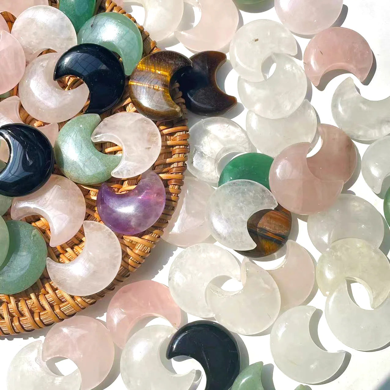 Hot Sale 100/bag Natural Polished Mixed Material Crystal Moon Healing Stones for Gifts Moon Shape Stone Decoration