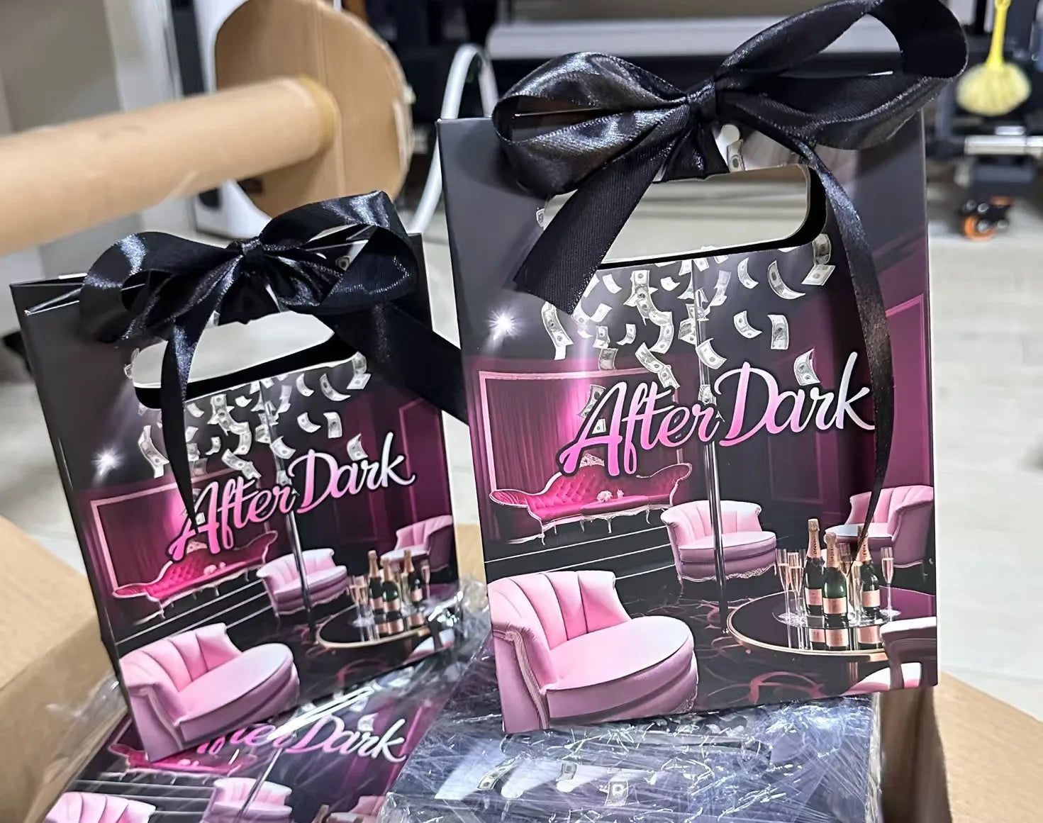 Small Business Packaging Paper Bag Affordable Gift Bag With Your Own Logo and Makeup Bag