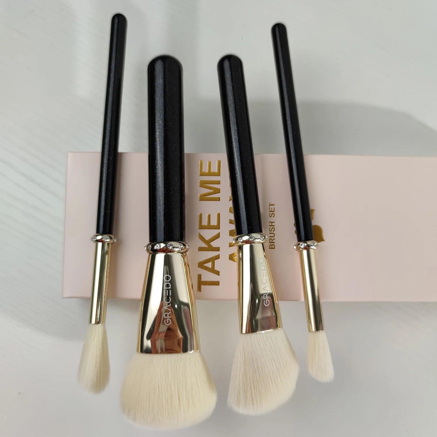 Gracedo 4PCS Black Glitter Diamond Makeup Brush Set Luxury Fan Brush for Concealer with Custom Logo Case