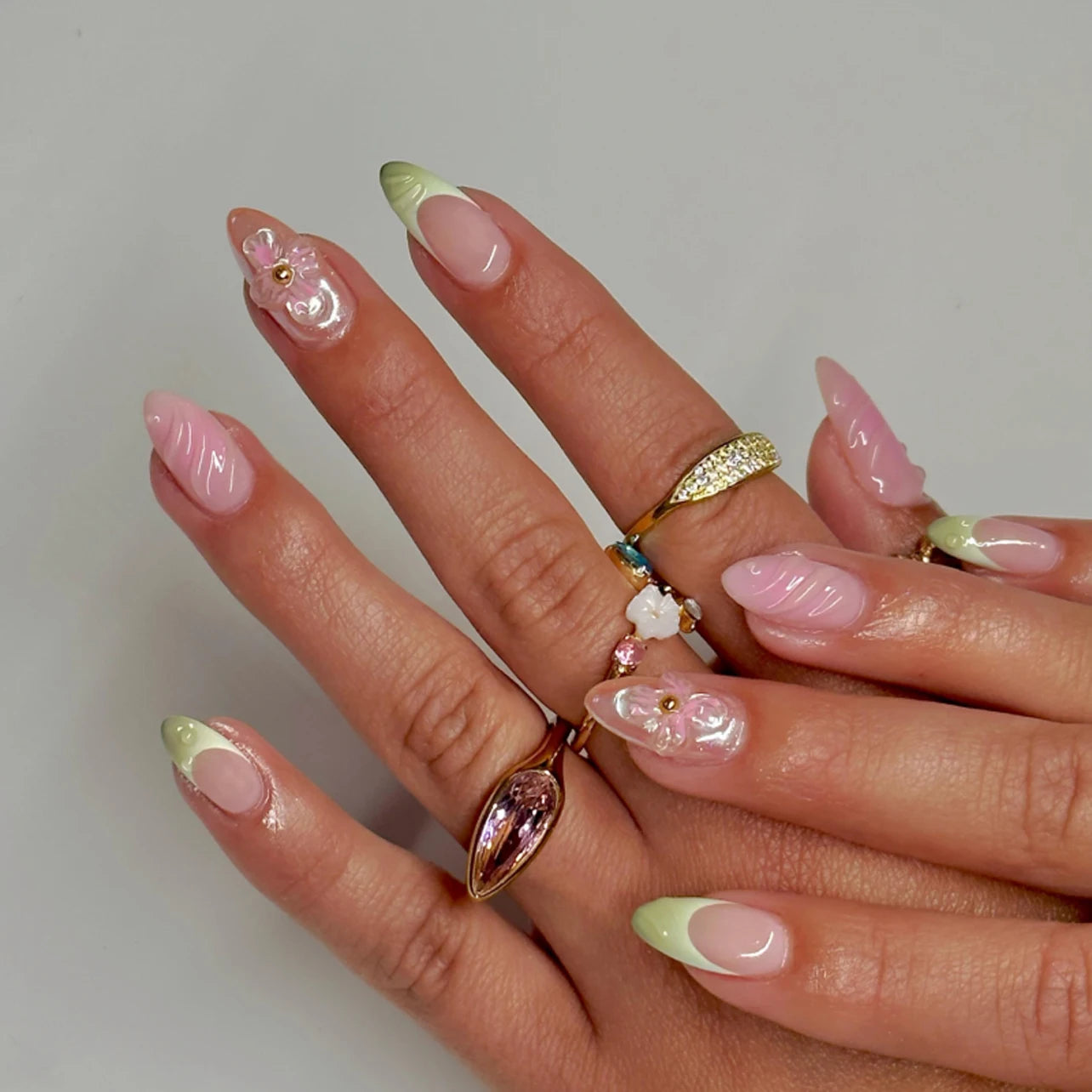 Wholesale 3846 3D Shell Design Floral Short Almond False Nails Press on Nails Artificial Fingernails Customize