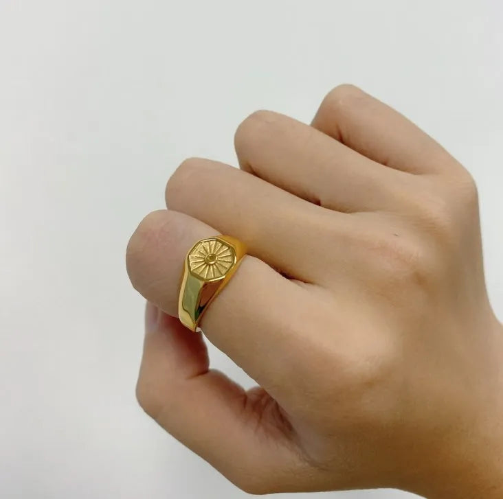 2021 Fashion Luxury Jewelry Hexagon Sun Signet Vintage Gold Ring Waterproof 316l Surgical Stainless Steel Sun Ring