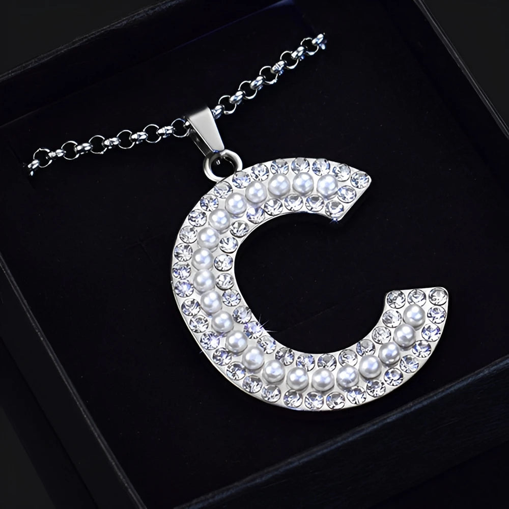 2024 Latest Trend Initials Necklace A-Z Letter Rhinestone Pendant Clavicle Chain Zinc Alloy Pearl Necklace for Men Anniversary