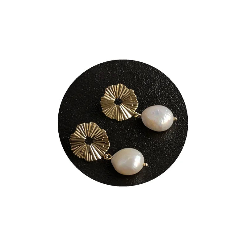 New Fashion Korean White Pearl Drop Earrings for Women 18K Gold Plated Irregular Round Metal Wedding Freshwater Pearl Earrings