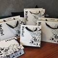 Luxury Boutique Paper Shopping Bags Handle for Clothing Cosmetics Recyclable White Customizable Gift Bags for Promotion Party