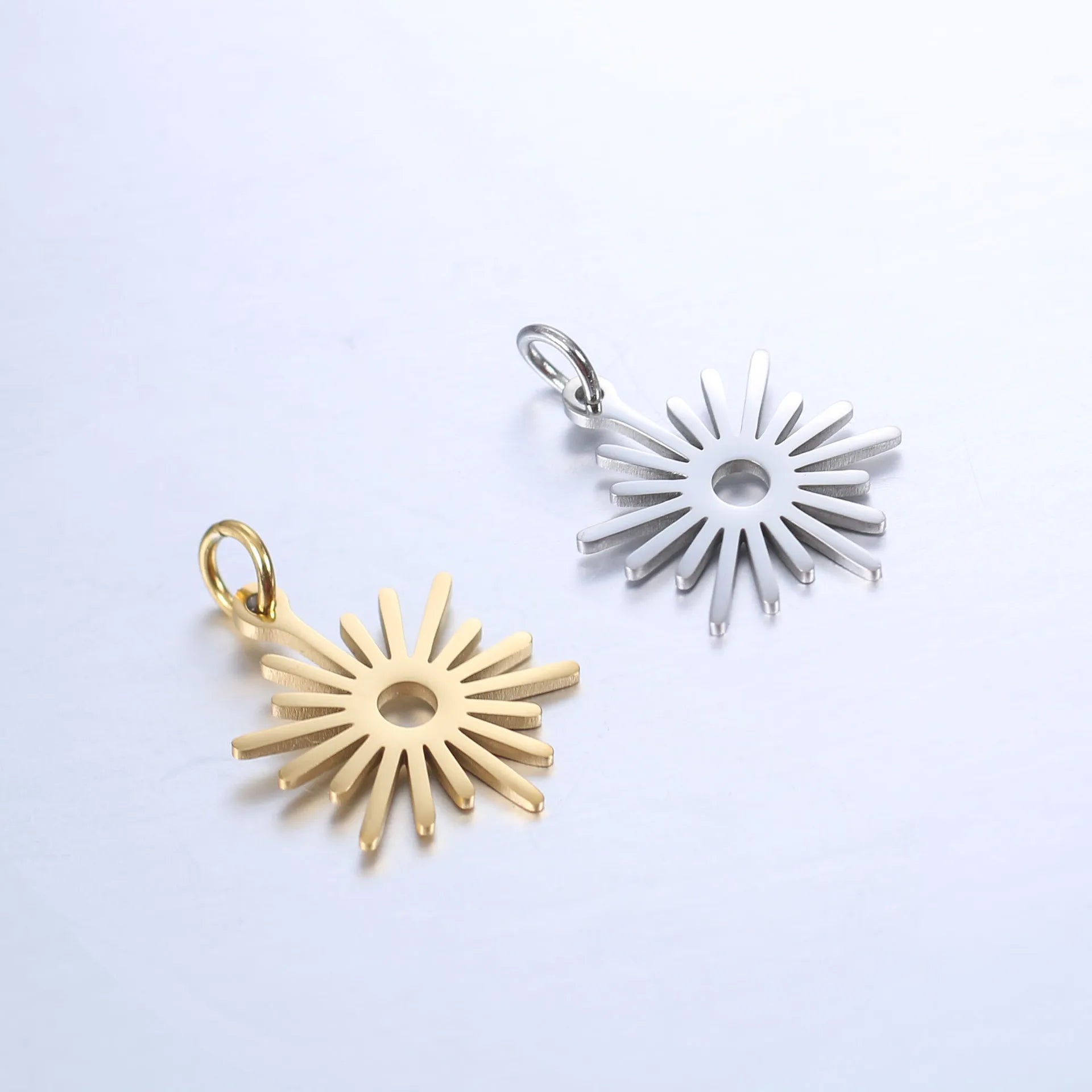 Personalized 18k Gold Women Men Hollow Sun Pendant Stainless Steel Sunshine Charms for DIY Jewelry Making (SZ091)