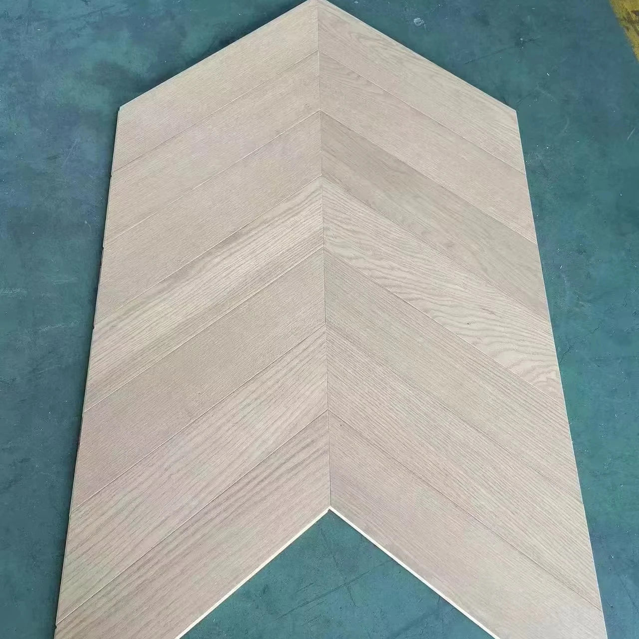 Modern Design 15mm Thick Parquet Floor Herringbone Brushed Oak Fishbone Engineered Wood Flooring for Indoor Living Room Use