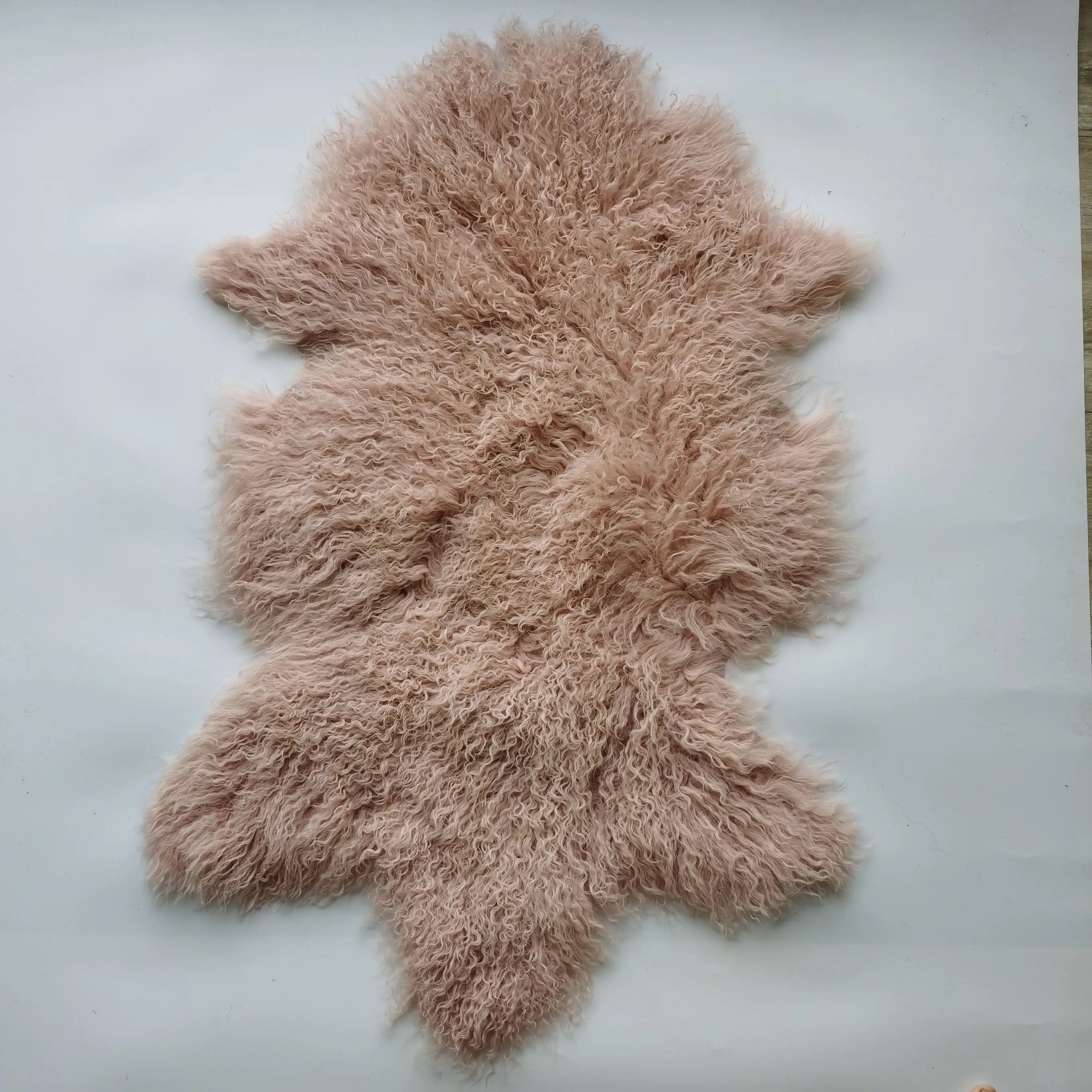 Hot Fashion Mongolian Sheep Skin Fur Pelt Long Hair Curly Wool Panels Tibetan Lamb Carpet Padding