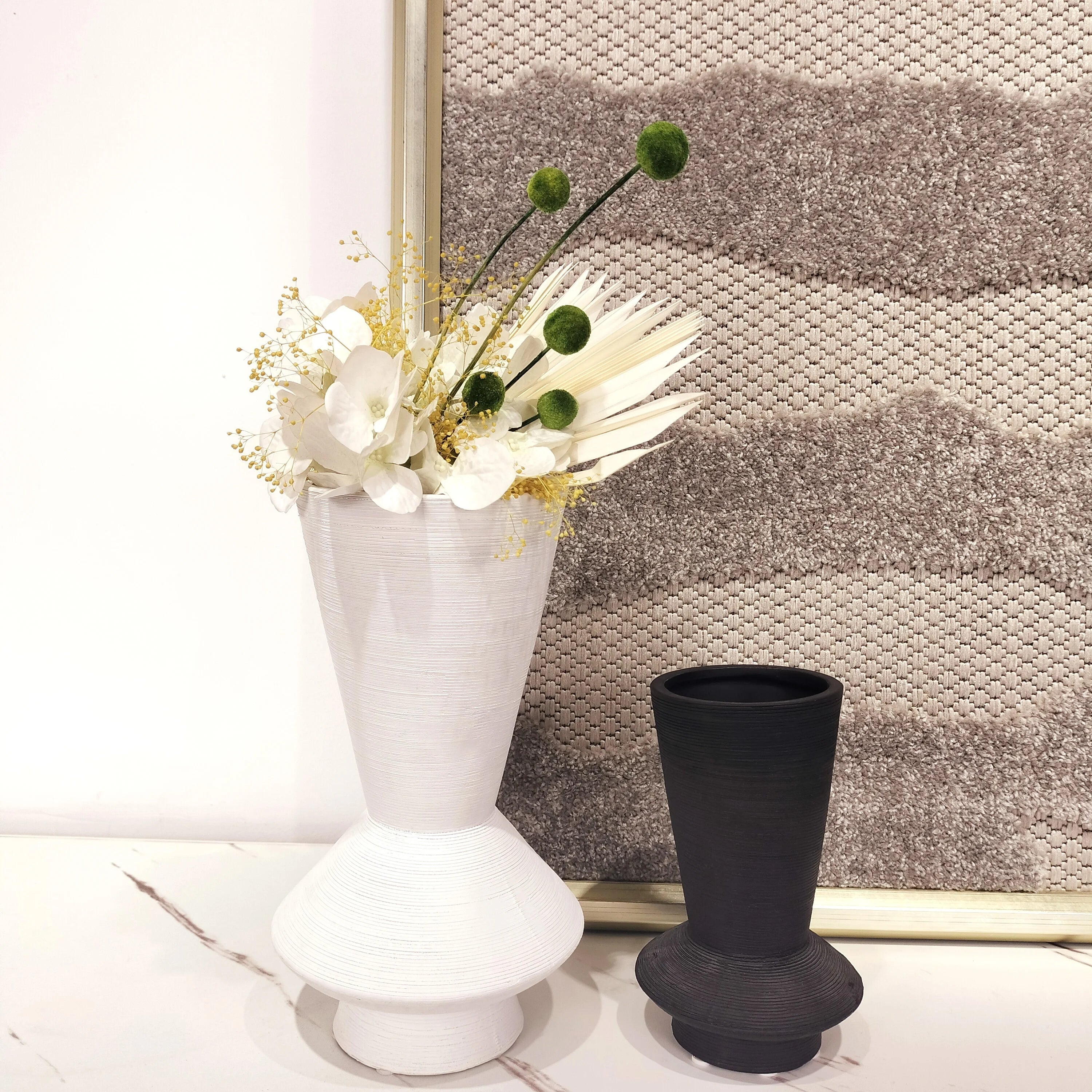 Customized Ceramic Decorative Vase with Minimalist Style Home and Office Decoration Italian Brushed Ceramic Black Vase