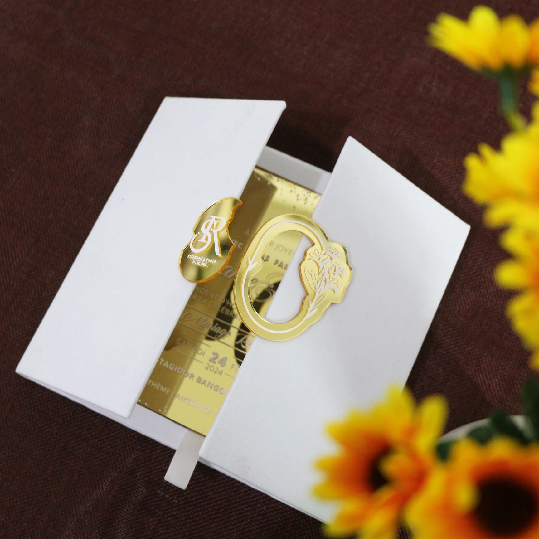 Luxury Customization White Velvet Hardcover Folio Gold Mirror Acrylic Wedding Invitation Cards With RSVP
