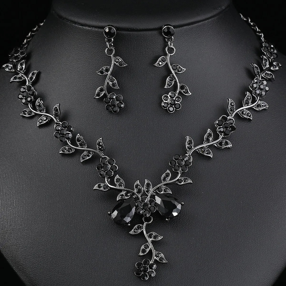 European and American High Sense Necklace Earrings Three-piece Fashion Exquisite New Bride Jewelry Set Manufacturers