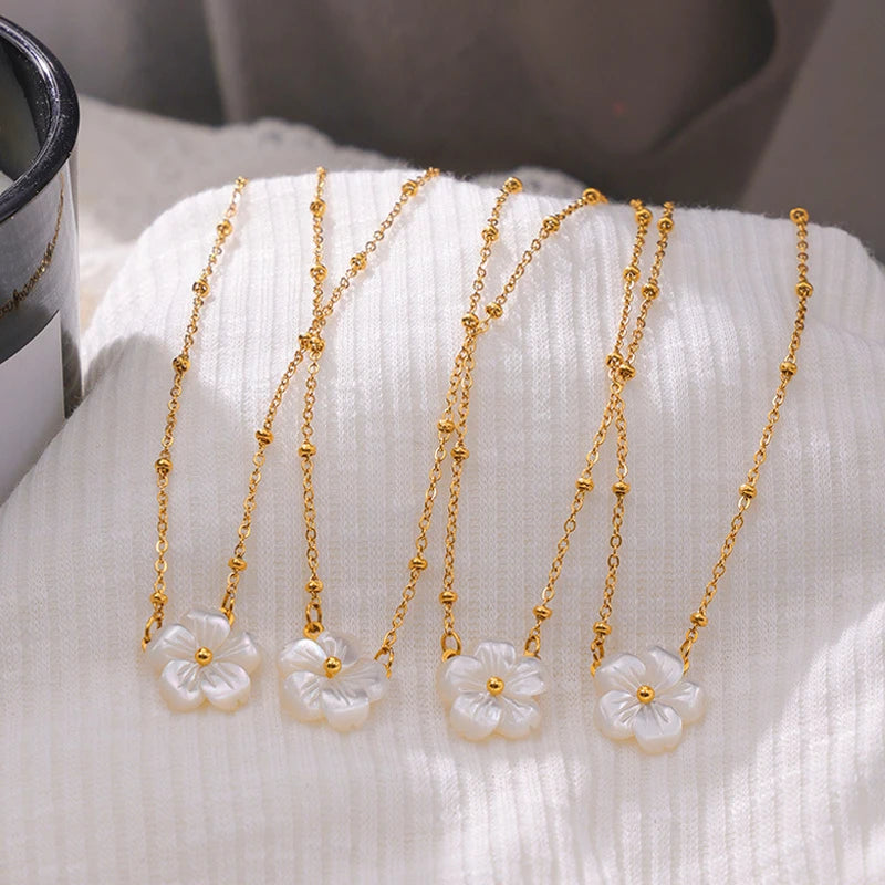 Exquisite and Minimalist Stainless Steel White Shell Flower Pendant Necklace in Stock Waterproof 18k Gold-plated Women's Jewelry