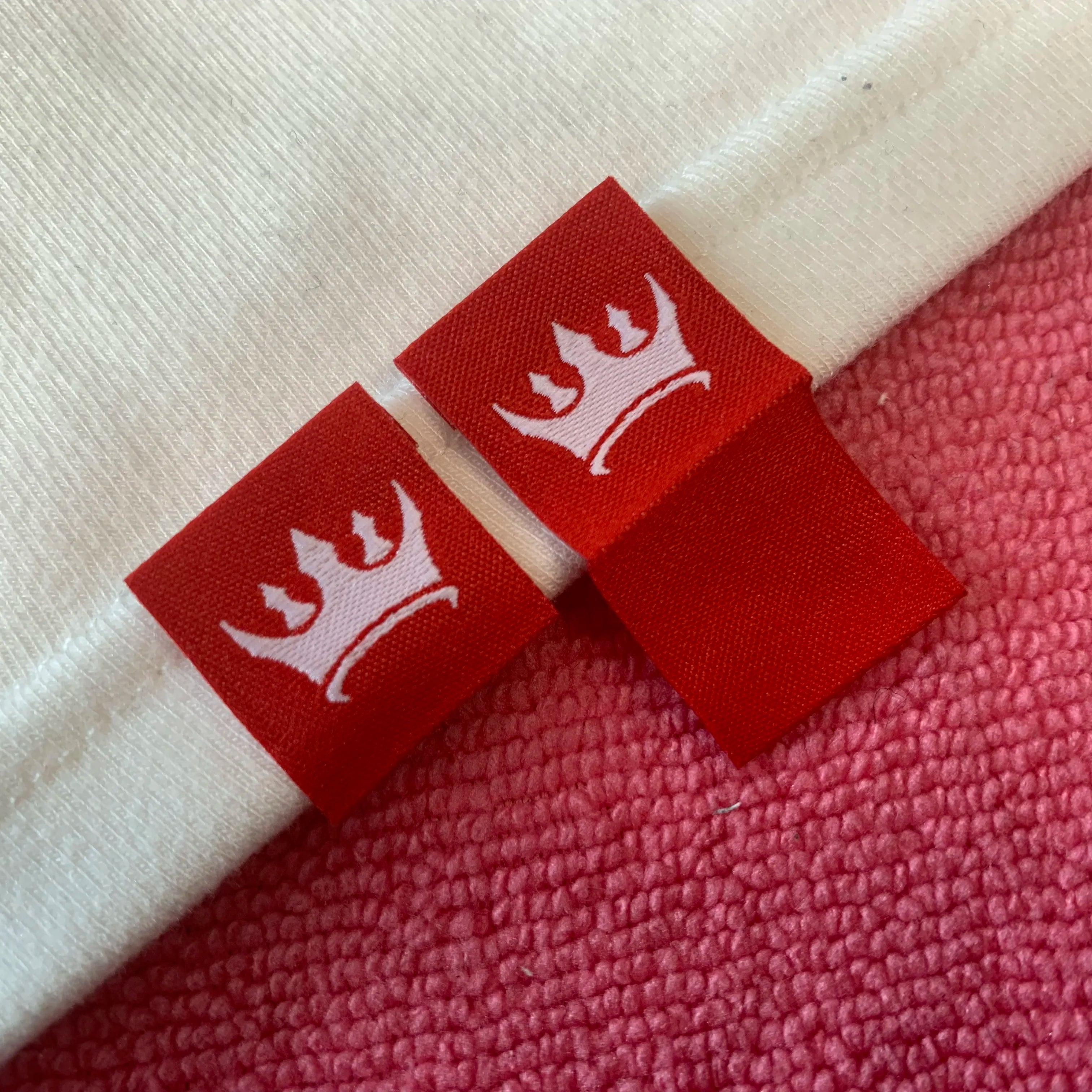 Crown logo Red Color T-shirt Cuff Label Hemsmall Size Knitting logo Damask Clothing Hem Tag for Handkerchief
