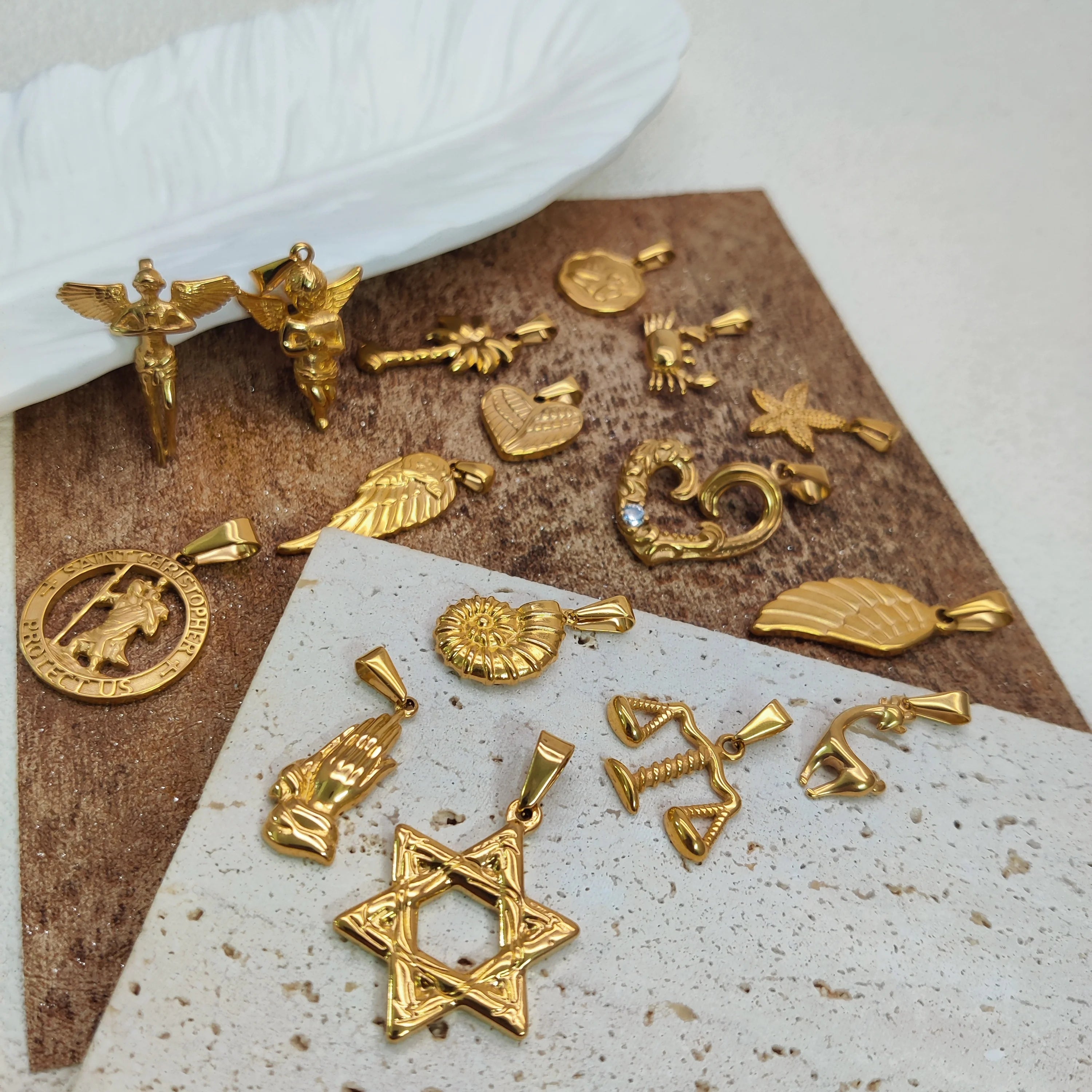 Waterproof 18K Gold Plated Stainless Steel Escargots Crab Star Flower Pendants Angel Wing Key Heart Charm for Jewelry Making