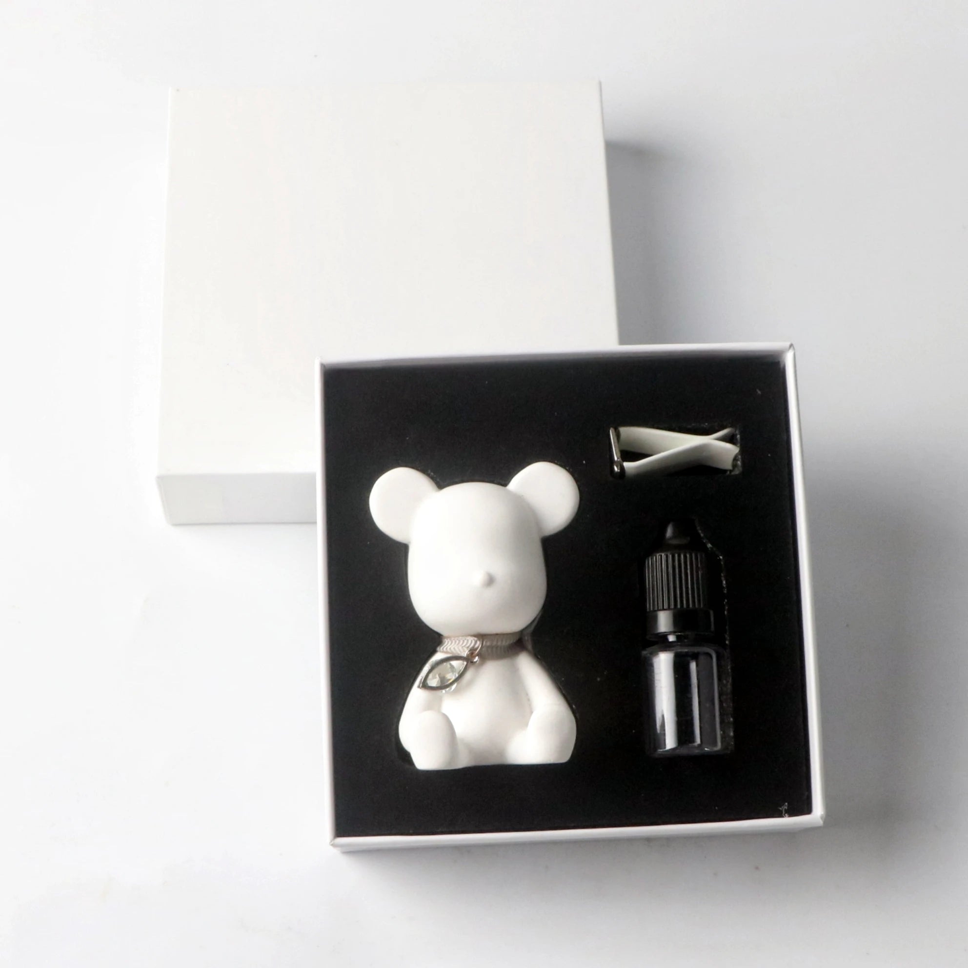 Wholesale Cute Ceramic Bear Car Vent Clip Air Freshener Scented Porcelain Aroma Plaster Home Fragrance Essential Oil Diffuser