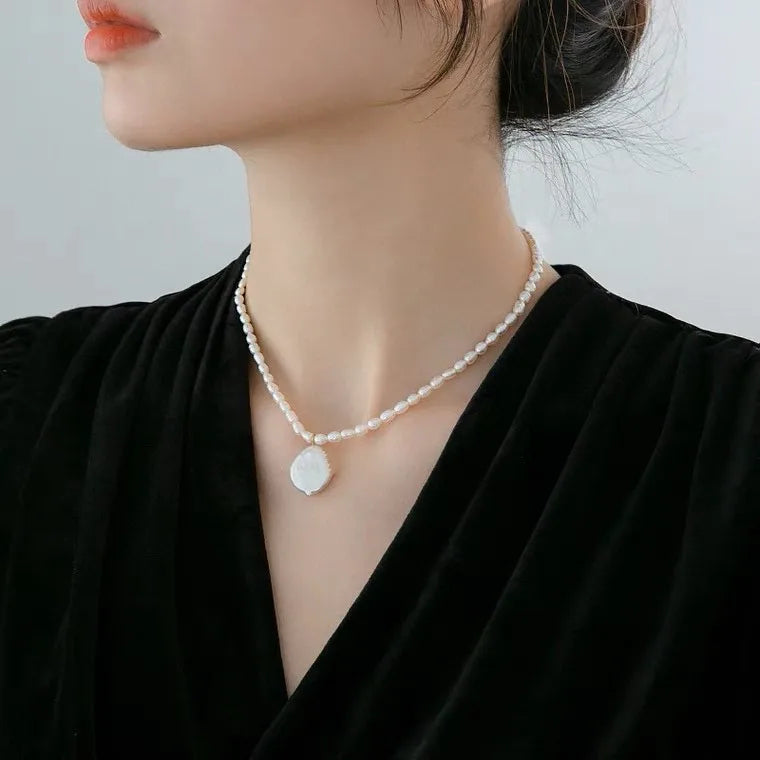 Trendy Gold-Plated Baroque Freshwater Pearl Petal Pendant Necklace Niche Designer Rice Pearl Necklace for Women for Gift