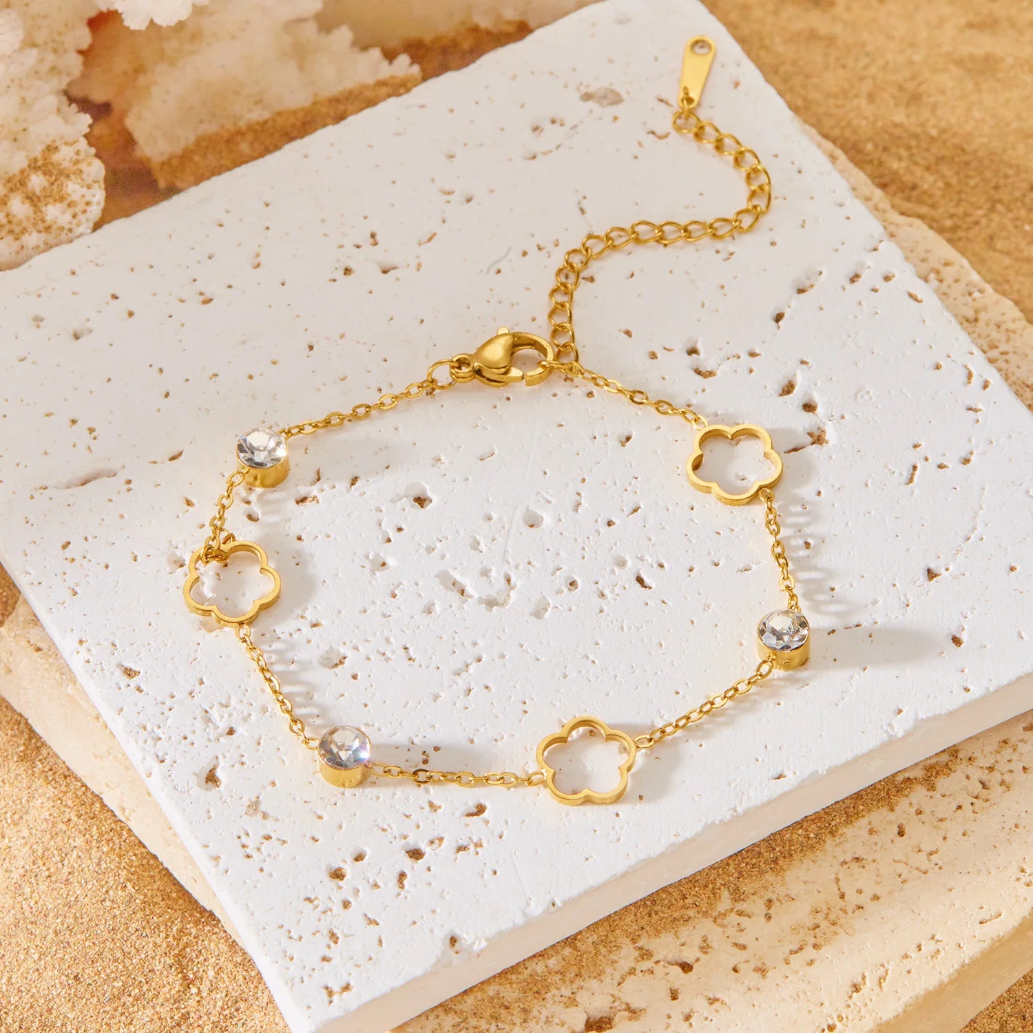 New Hot-selling Fashion High-end Stainless Steel Diamond Hollow Petal Bracelet for Women Simple and Versatile No Fading