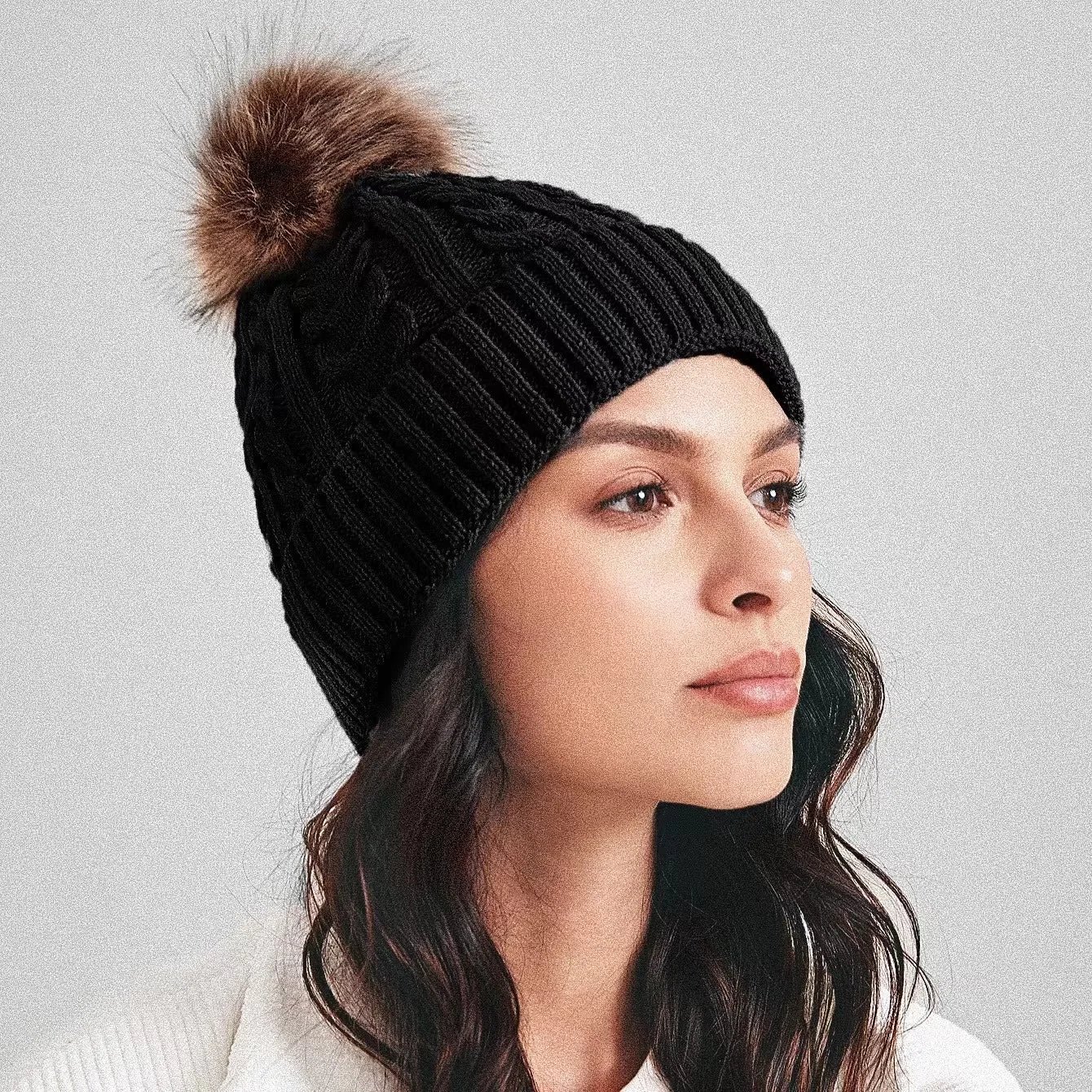 Wholesale Custom Logo Acrylic Knit Bobble for Women Cable Rib Faux Fur Pom Pom Beanie Hat with Custom Logo Patch Business Travel