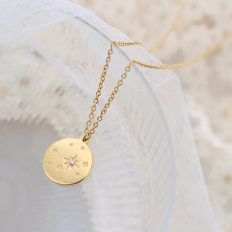 Simple Small Fresh Necklace Round Card Mang Star Inlaid Pearl Clavicle Necklace Female Bijoux Acier Inoxydable