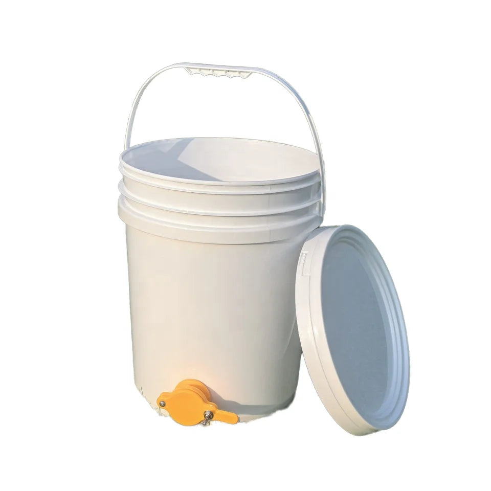 25L White Plastic Honey Bucket Eco-friendly Material with Spout for Animal Husbandry Equipment
