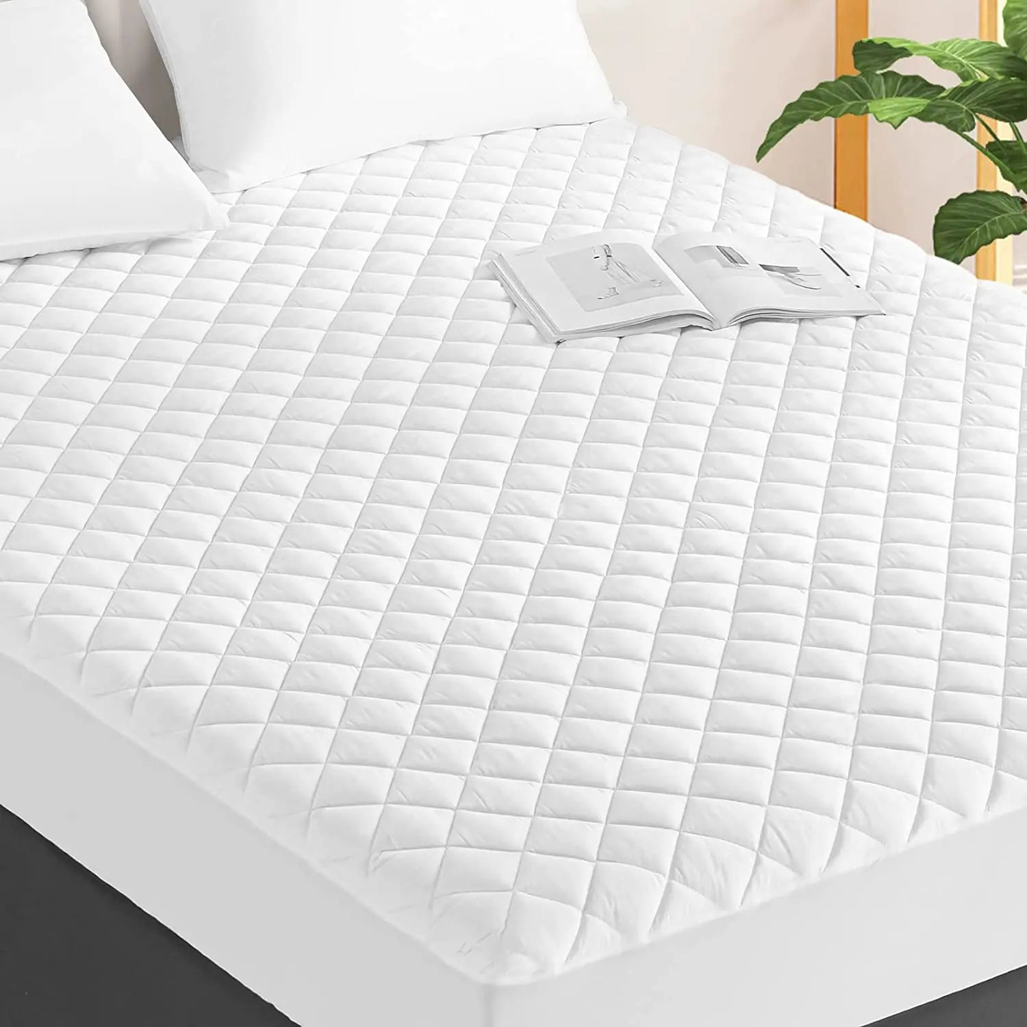 Premium Microfiber Hypoallergenic White Waterproof Quilted Mattress Cover Bed Bug Protect Cover Knitted Technique
