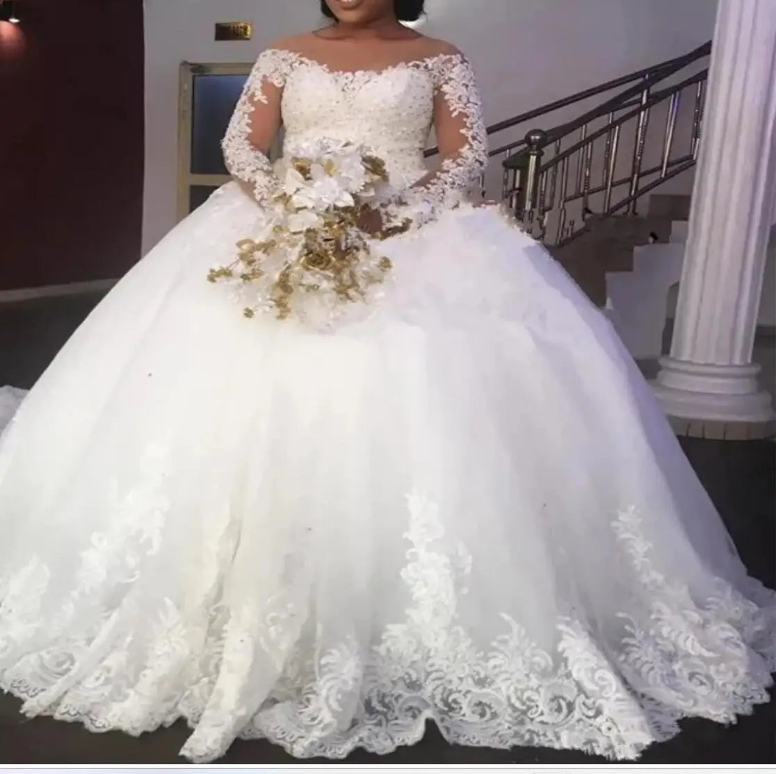 2024 Stunning Long Sleeve Pure White Ball Gown Wedding Dress Round Neck Plus Size Lace Appliques Princess Bridal Gown With Tail