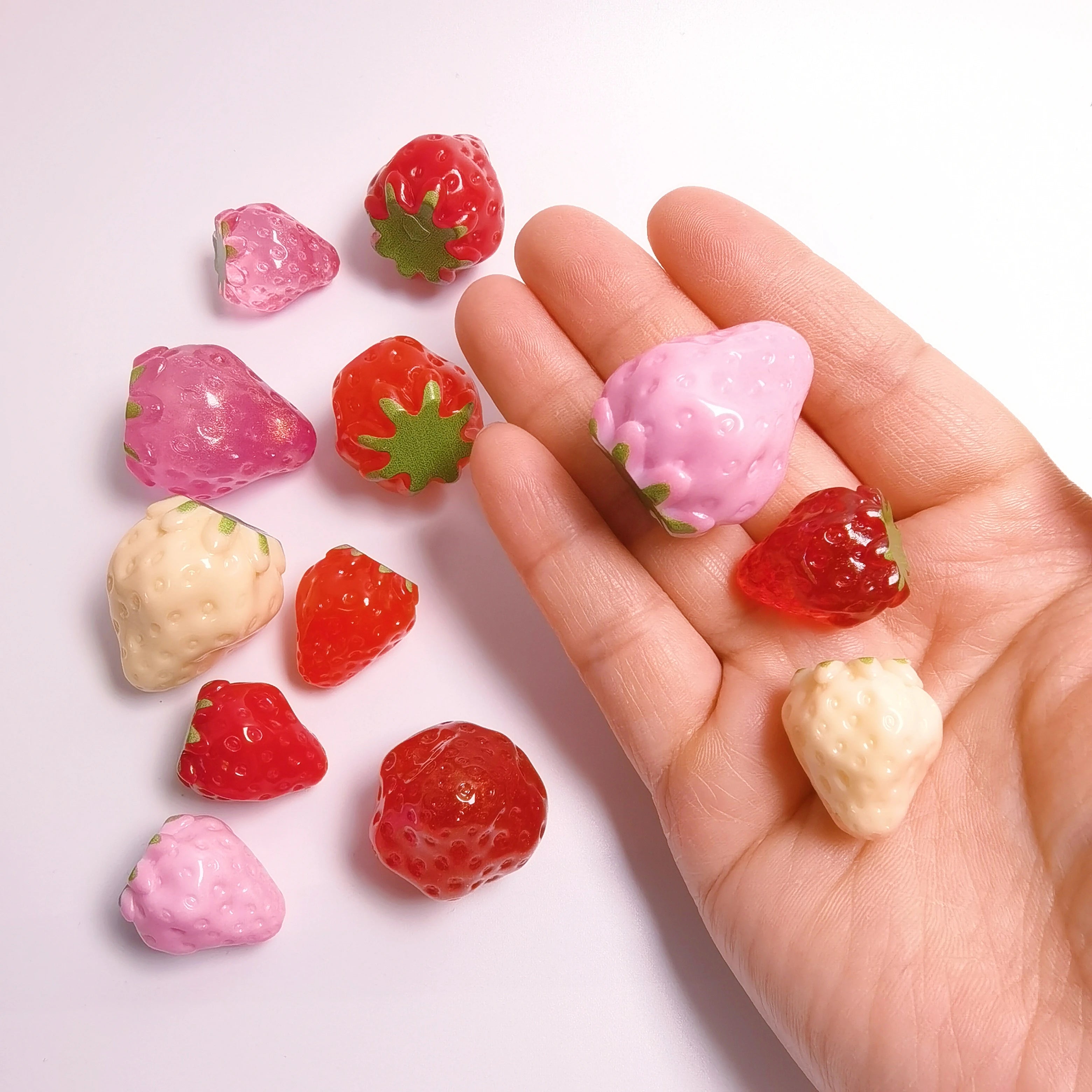 100Pcs Resin Artificial Strawberries Miniature Doll House Food Toys Lifelike Strawberry Fruit Ornaments for Kitchen Room Decor