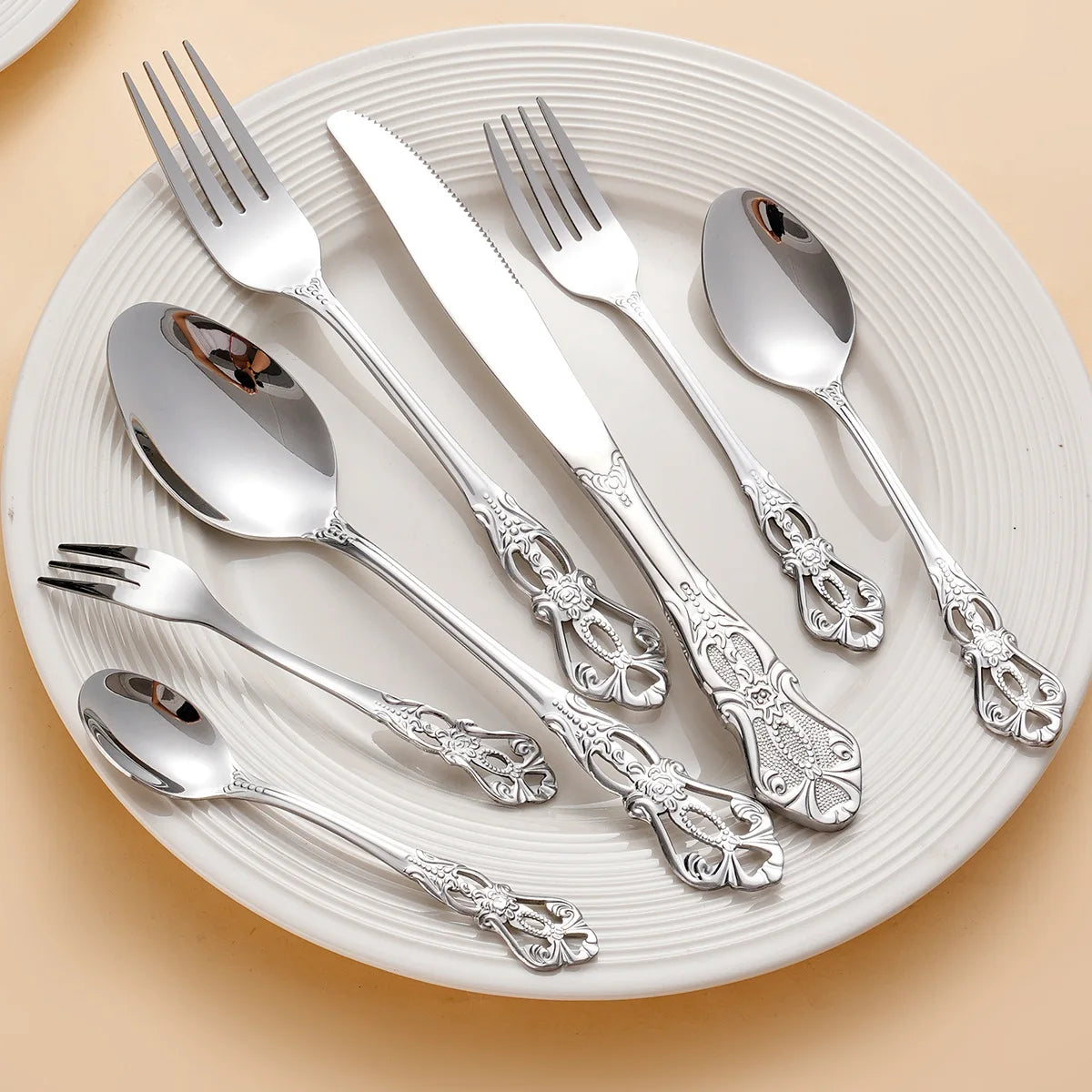 Light Luxury Palace Stainless Steel Knife Fork Spoon Cutlery Set Retro Hollow Silverware Cutlery Set Suitable for Wedding