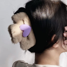 New Design Women Hair Accessories INS Fur Hair Claw Clips for Girls Heart Shaped Plush Claw Clips