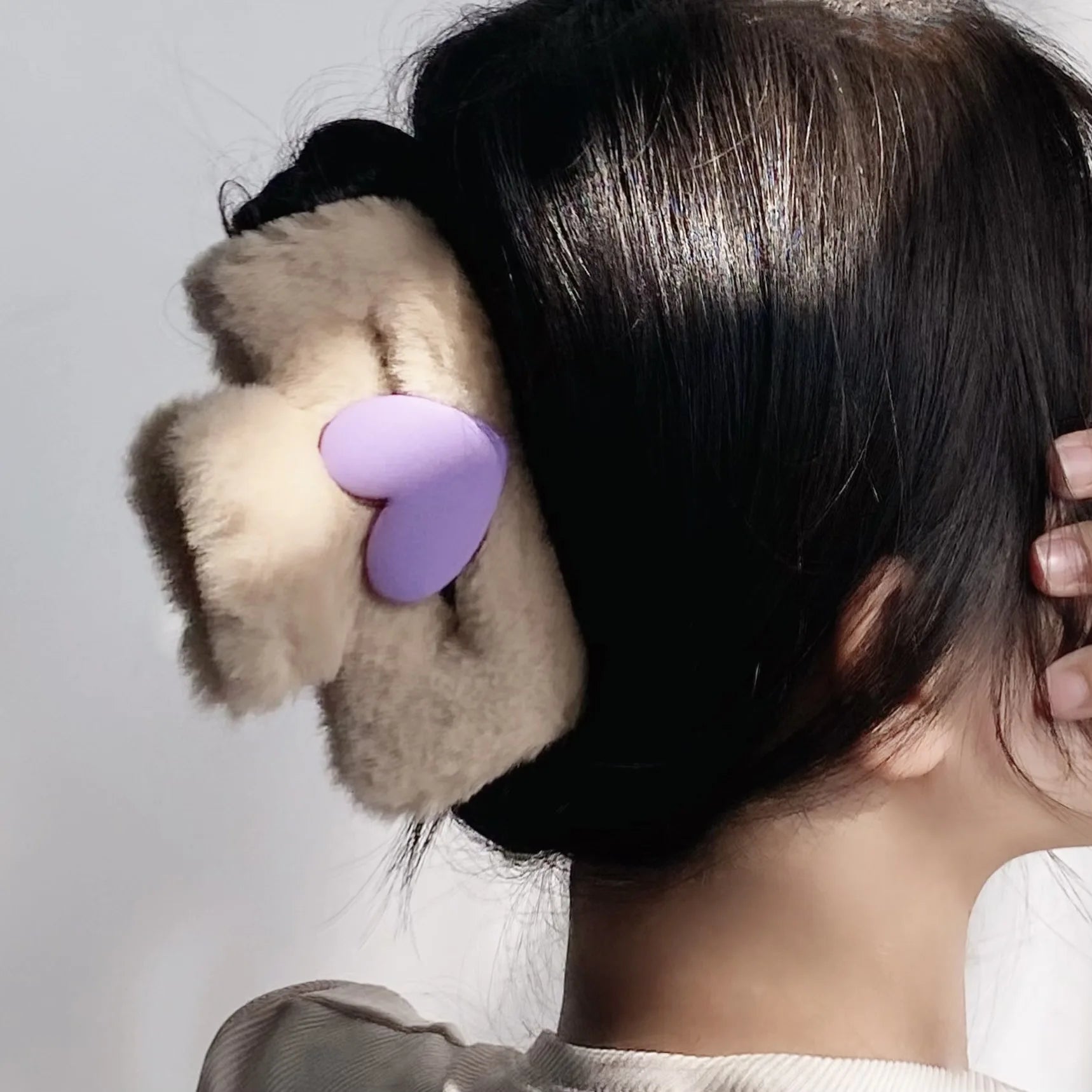 New Design Women Hair Accessories INS Fur Hair Claw Clips for Girls Heart Shaped Plush Claw Clips