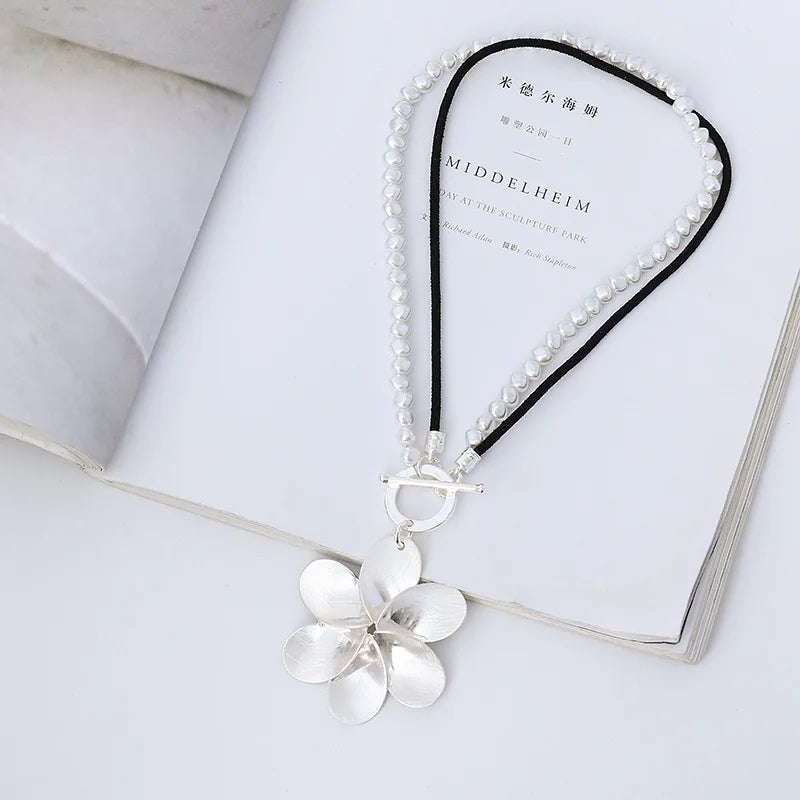 Trend Elegant Jewelry White Imitation Pearl Chain Flower Pendant Necklace Unique Women Fashion Necklace Wholesale