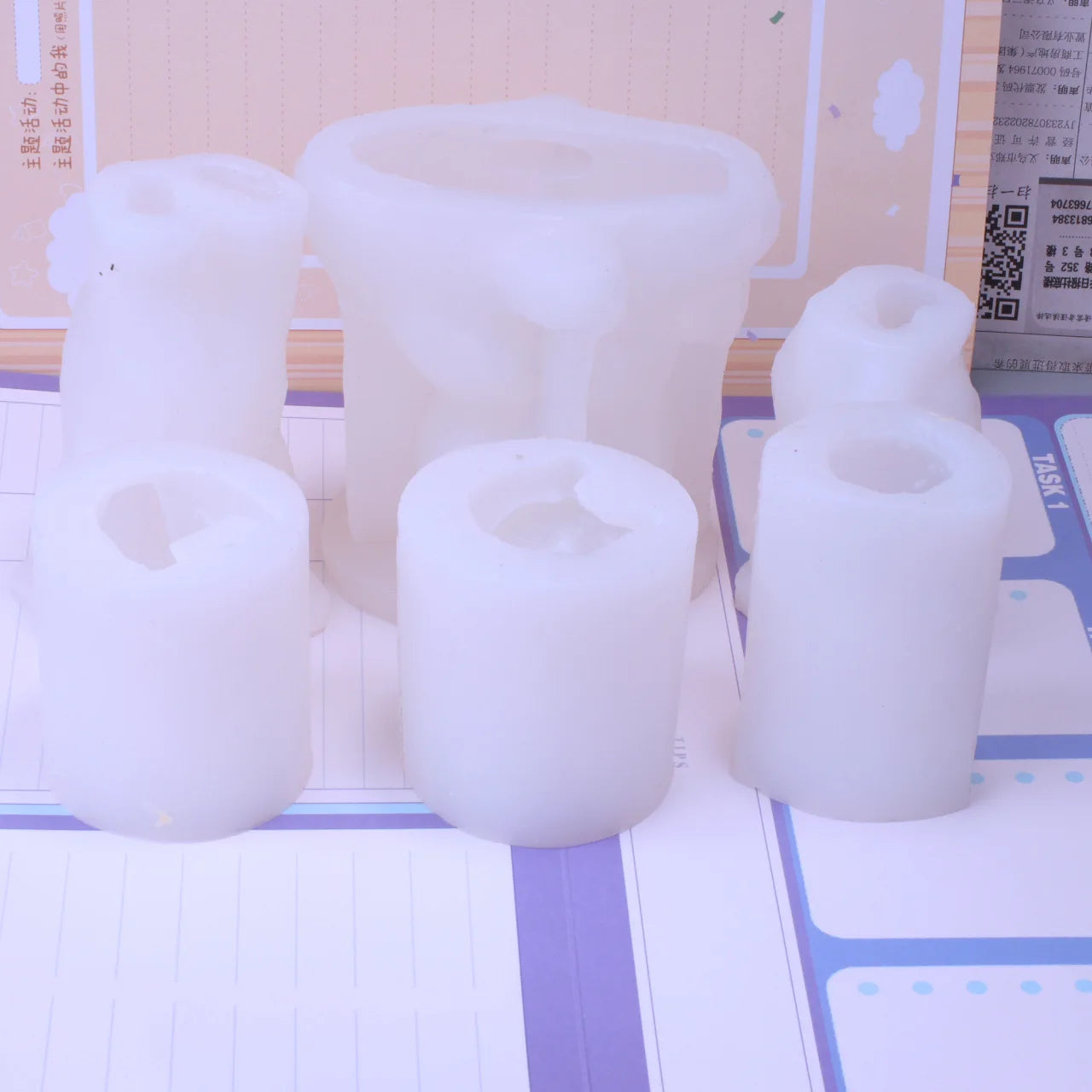 Love Astronaut Bouquet Silicone Mold Cute Aromatherapy Plaster Candle Mold for Home Decoration Disposable Cake Tools Packed Bag