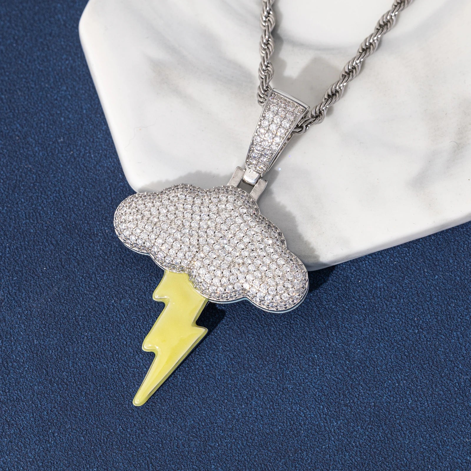 Top Icy Iced Out Luminous Lightning Bolt Pendant Brass 18K Gold Plated CZ Fashion Jewelry Pendants Cloud Necklace for Women