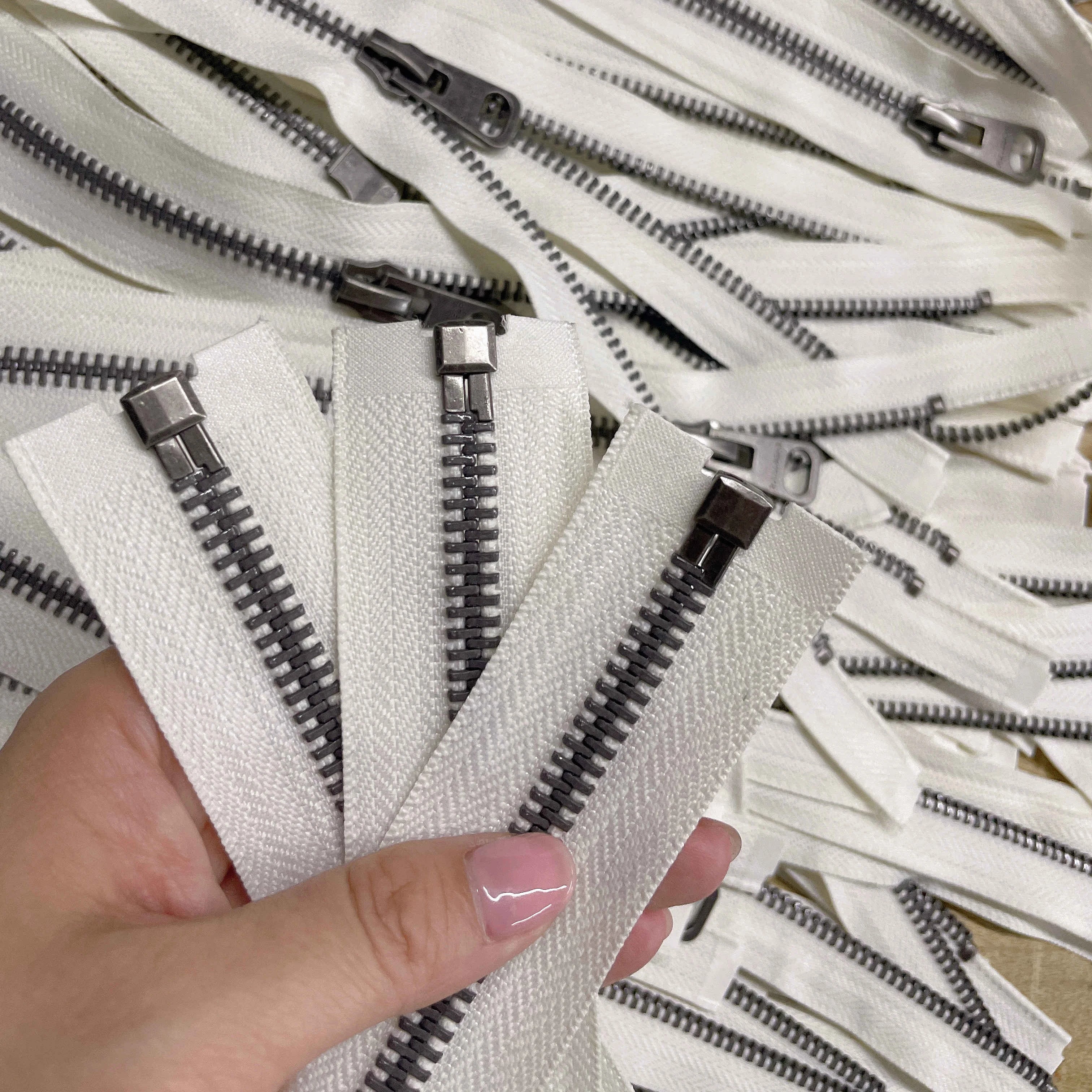 Hengda Zipper's Best Price 8# Antique Silver Metal Zipper Open End Y Teeth Eco-Friendly for Jackets