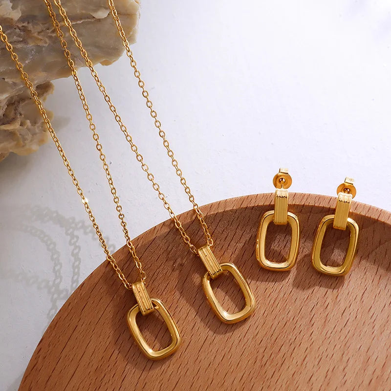 2022 Women's Stainless Steel Necklace and Earring Set Dubai Gold Plated Circle Pendant Chains Type Jewelry Design