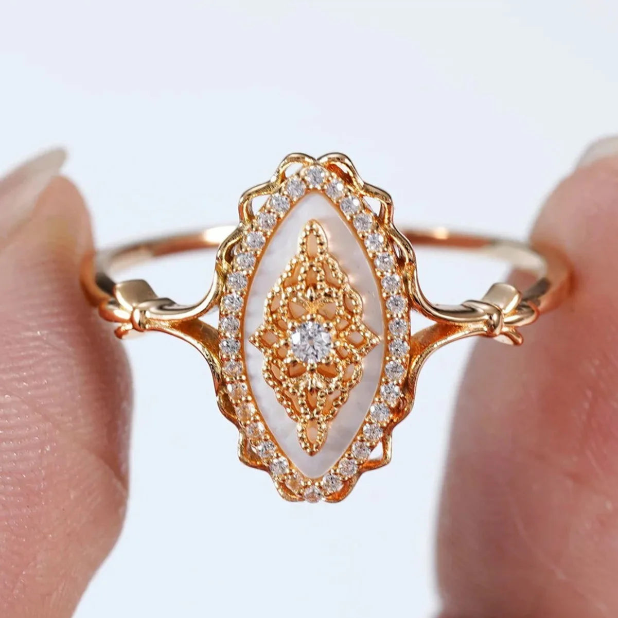 Trendy Exquisite Jewelry Vintage Diamond Oval Shaped Artificial Gemstone Decorated Ring Elegant Rhinestone Ring for Women Girls