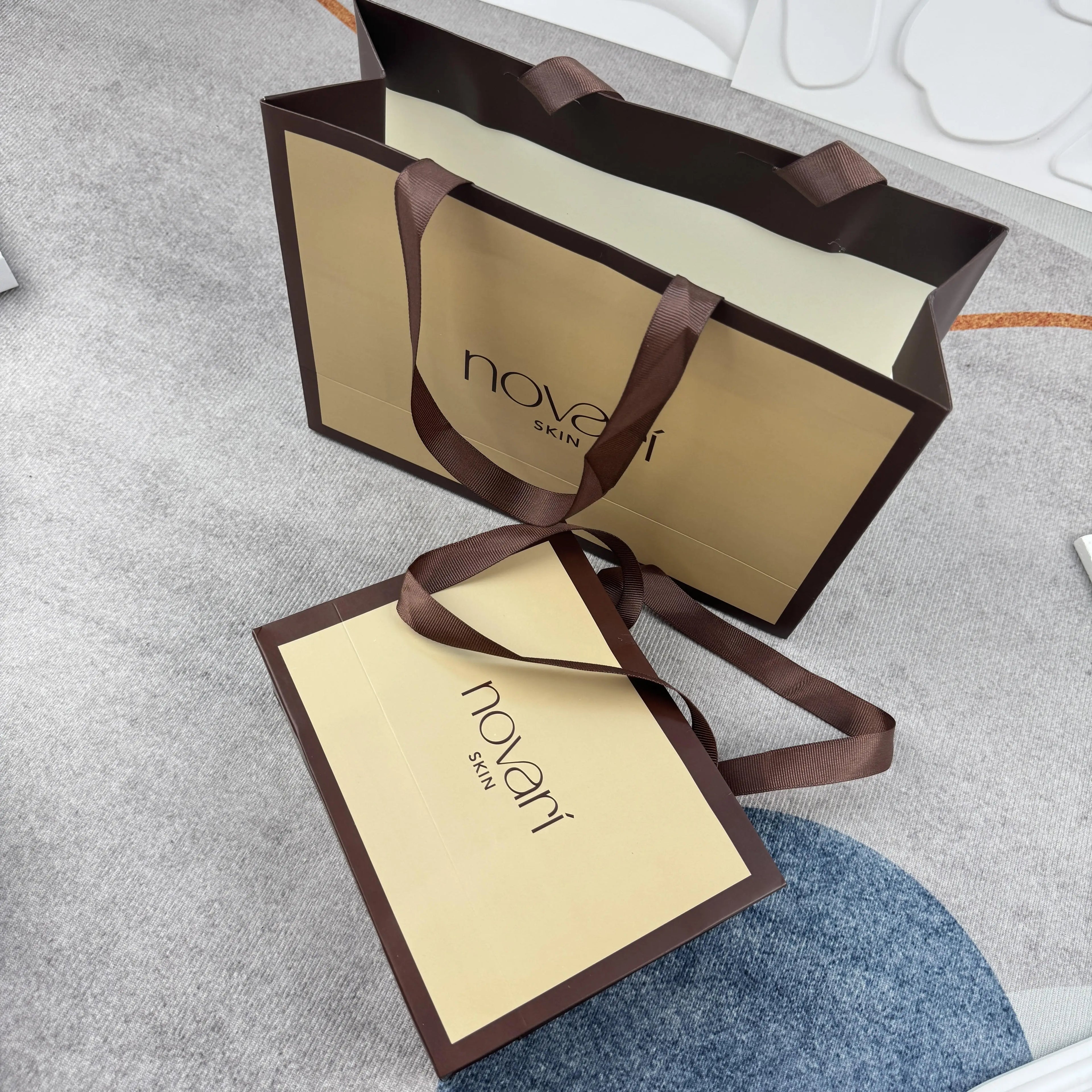 Wholesale Luxury Gift Printed Kraft Handle Paper Bag Recyclable Retail Clothing Brand Logo Shopping Packaging Bags