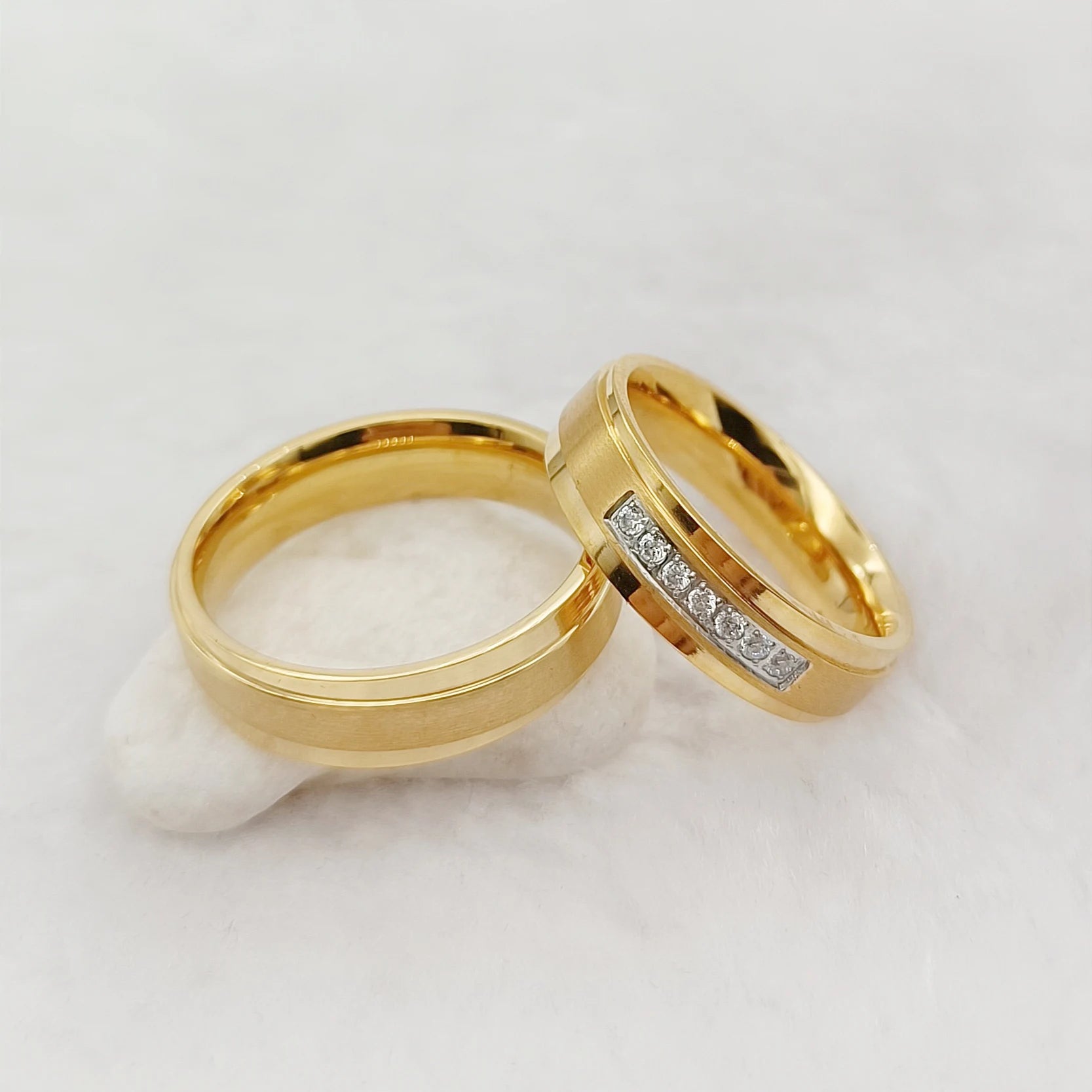 Designer 2pcs Matching Lovers Rings Sets Wedding Engagement 18K Gold Plated Stainless Steel Jewelry for Bride Groom Perfect Gift
