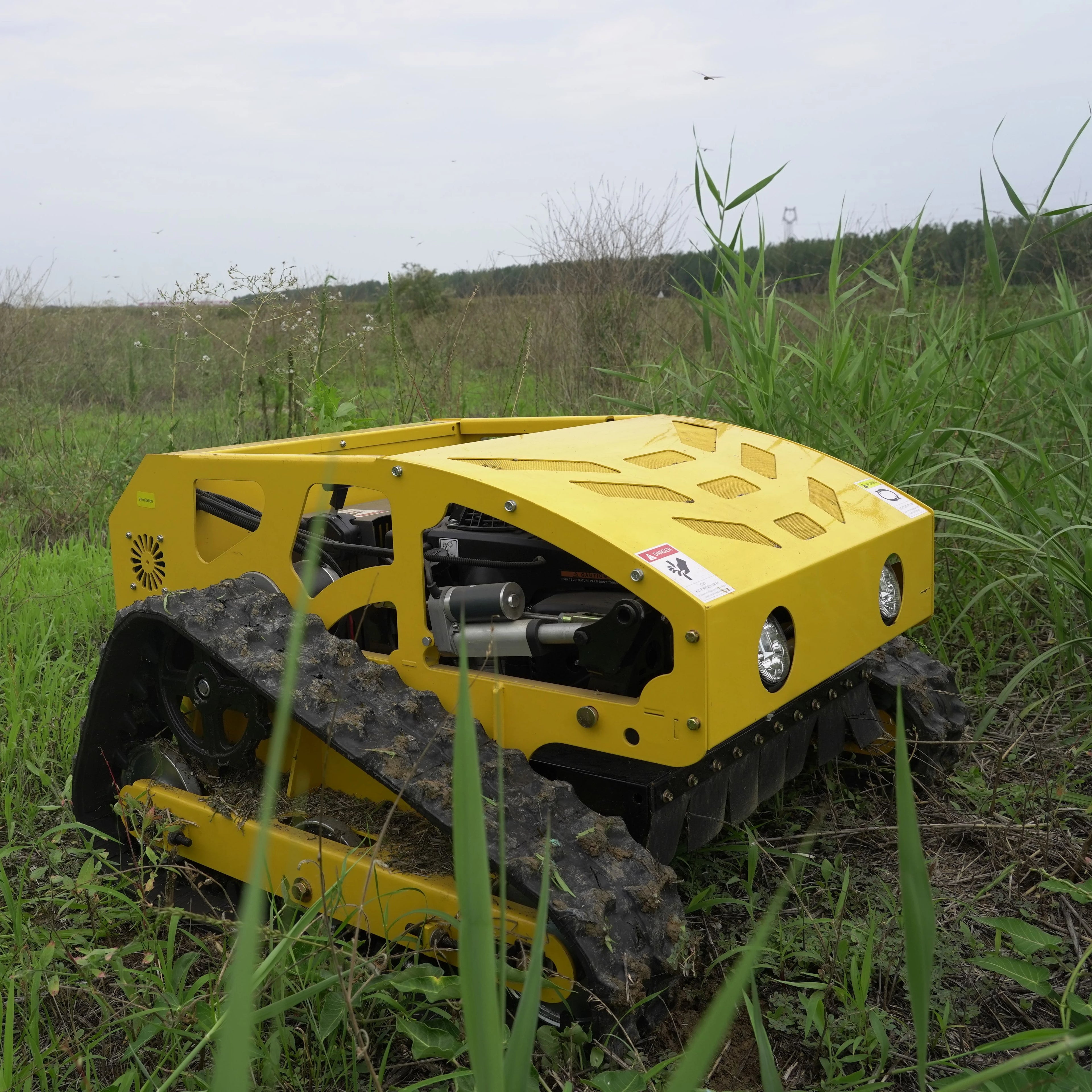 Rough Terrains Crawler Lawn Mower 550mm 600mm 800mm Gasoline Remote Control Lawn Mower With Large Fuel Tank