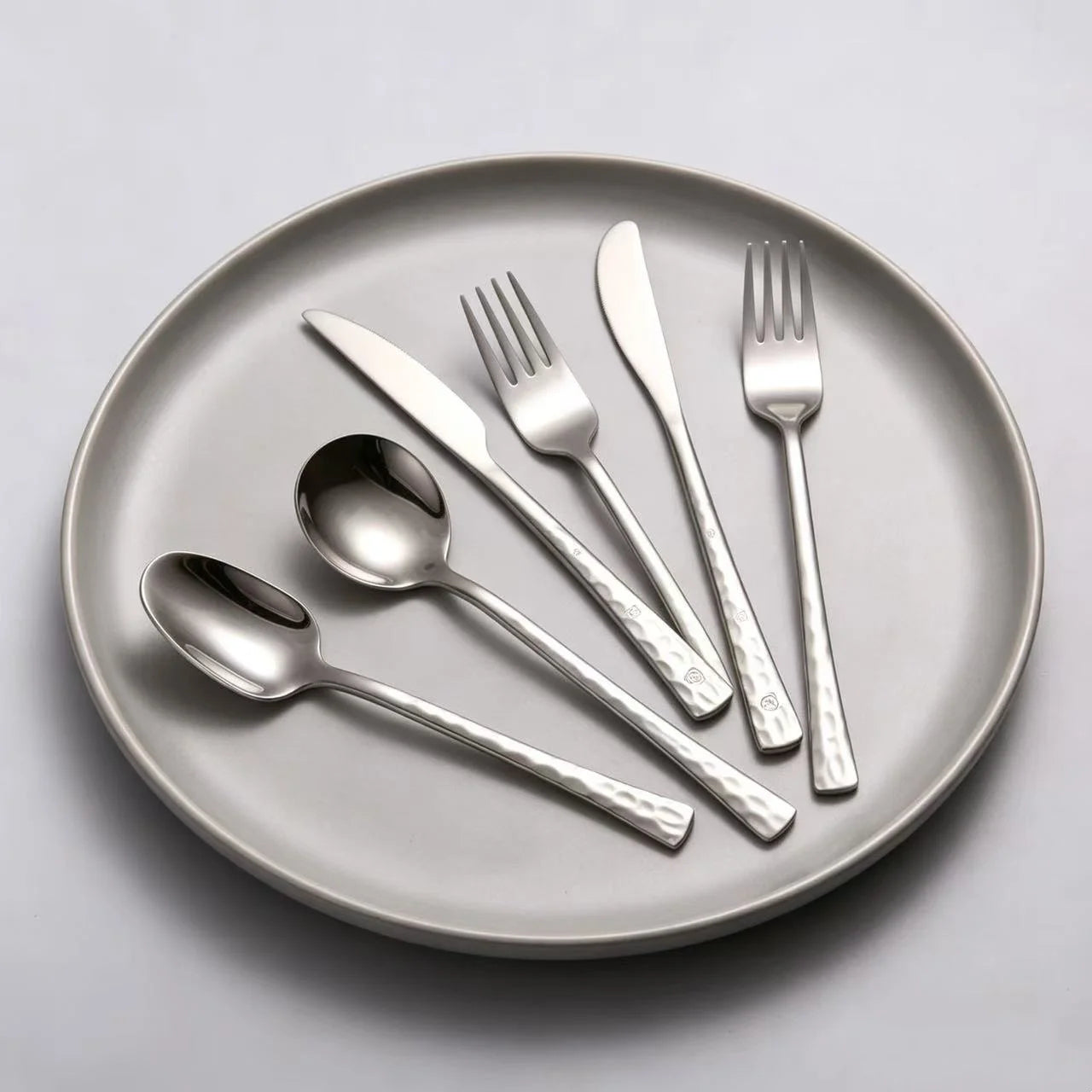 Luxury 304 Stainless Steel Cutlery Set Mirror Polished Hammered Texture Flatware Wholesale for High-end Restaurant & Wedding