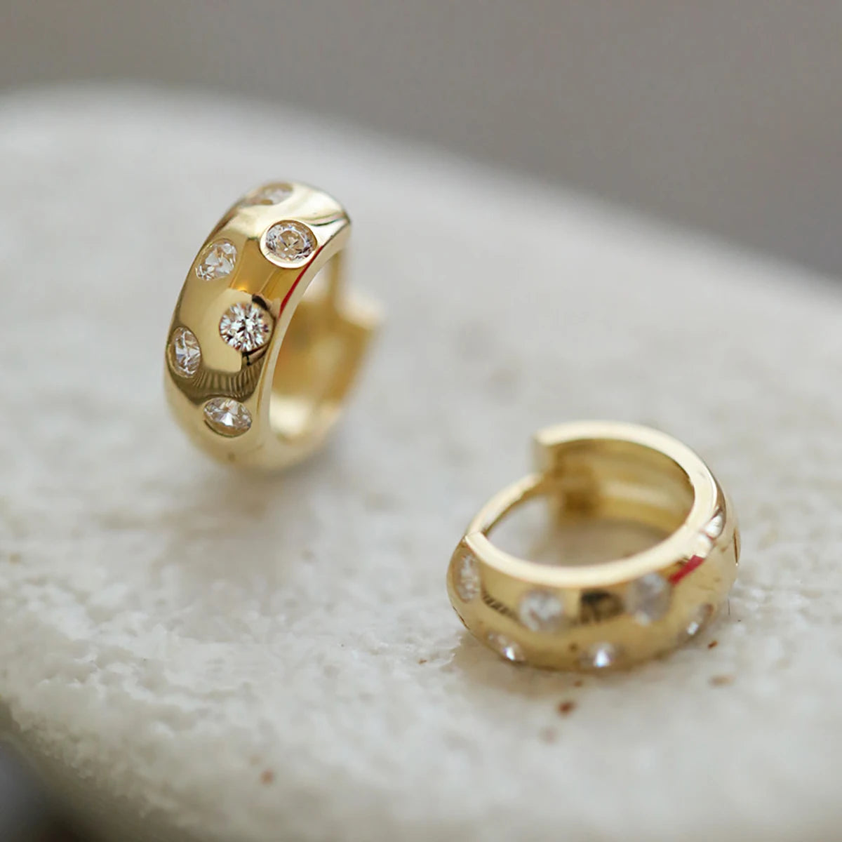 CAOSHI Customable Trendy Bright Round Cubic Zirconia Small Circle Earrings for Engagement Bride Gold Plated Hoop Earrings Women