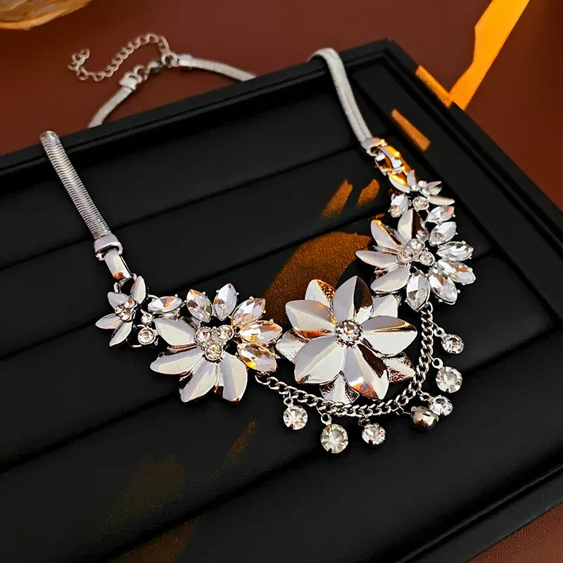 2024 Fashion Jewelry Diamond Inlaid Metal Flower Necklaces Exaggerated Collarbone Chain Silver Leaf Choker Necklace Accessories