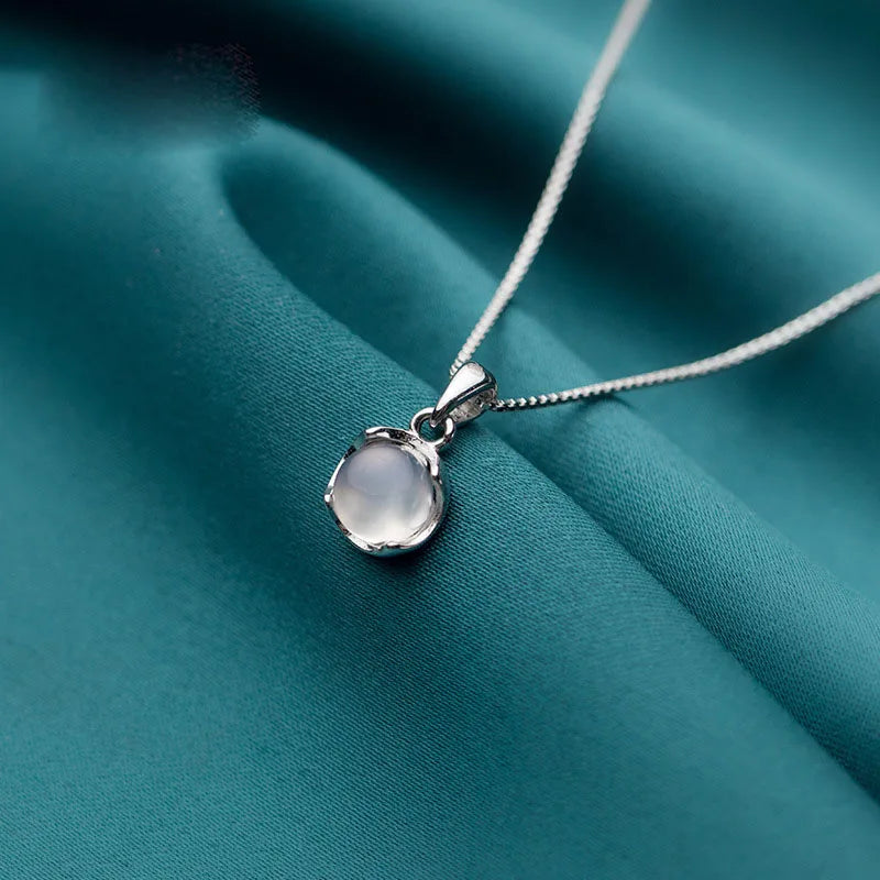 925 Sterling Silver Small Fresh and Simple Style Round Synthetic White Chalcedony Clavicle Chain Necklace Jewelry