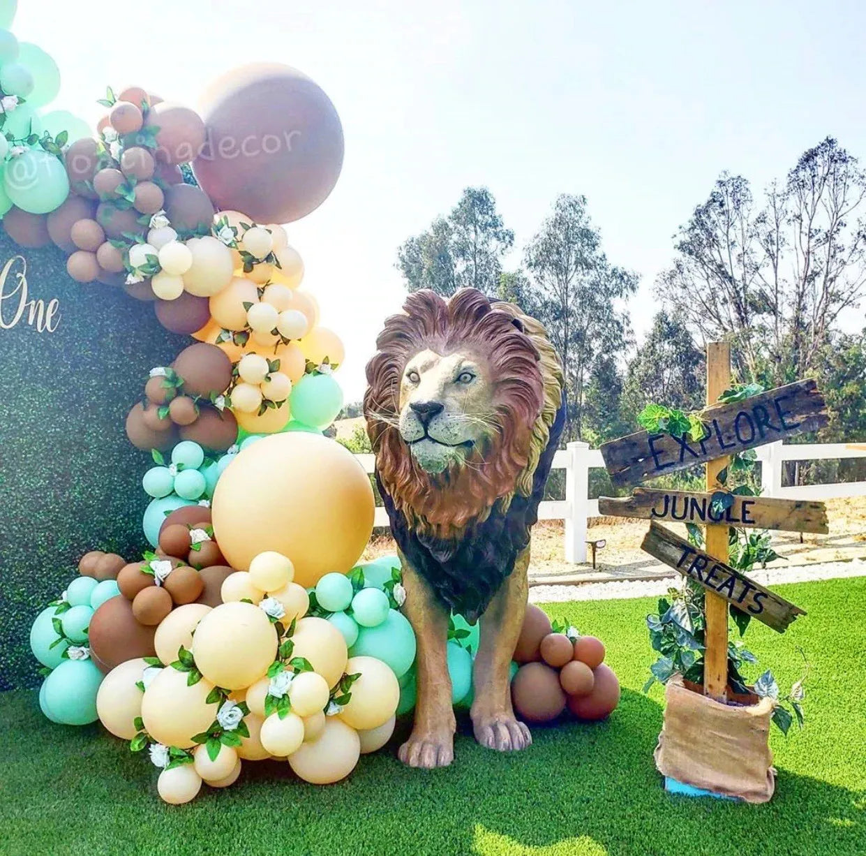 Customized Fiberglass Life Size lion Decor / Resin Lion Statue Props / Life Size Animal Props Sculpture for Event Party Decor