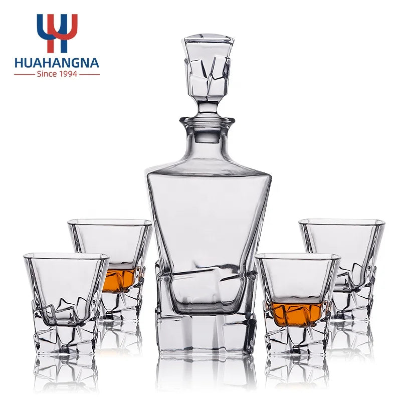 Fashioned 880ml Large Capacity Lead Free Crystal Clear Glass Whiskey Decanter Set with 4 Whisky Glasses in Premium Gift Box