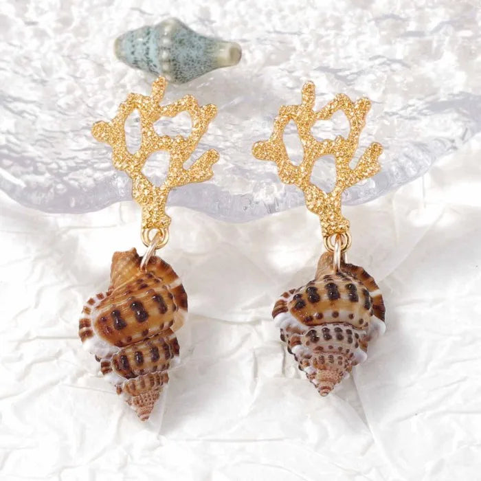 2025 New Design Summer Bohemian Gold-Plated Beach Coral Conch Pendant Drop Earrings for Parties Made of Zinc Alloy