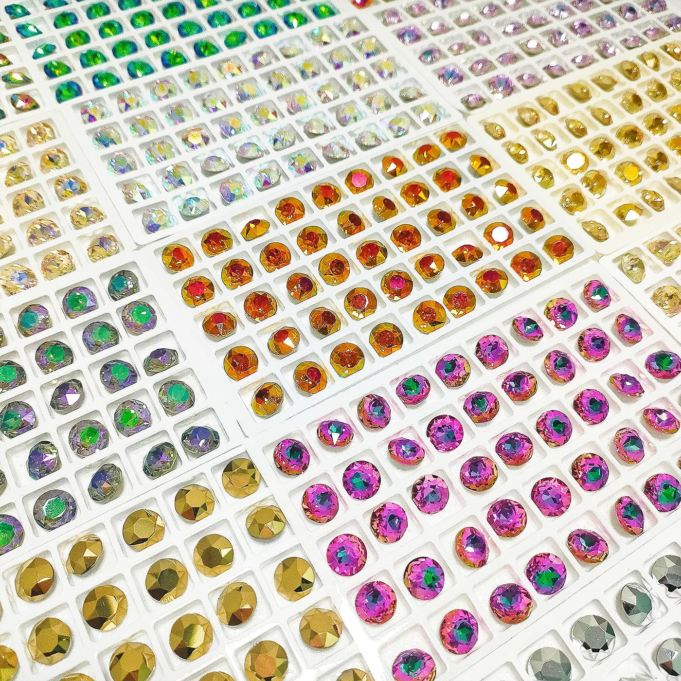 2024 QIYI Wholesale K9 Grade AAAAAA Stylish 200+ Colors Shimmer Flower Fancy Point Rhinestones for Decoration Wedding Dresses