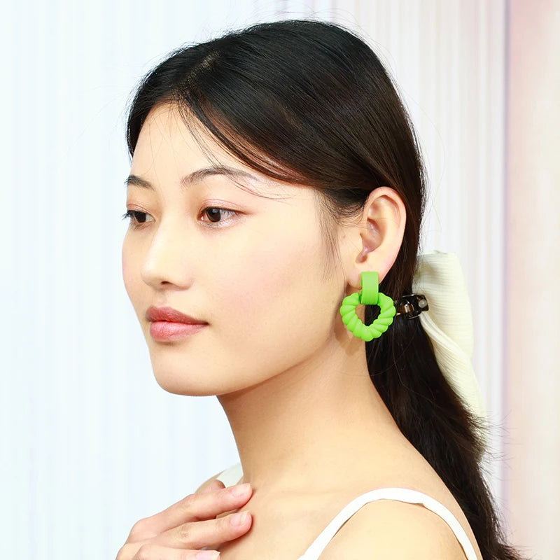 Wholesale Kulana A-Type Paint Heart-Shaped Twisted Acrylic Steel Pin & Resin Stud Earrings Unisex Punk Fashion Jewellery