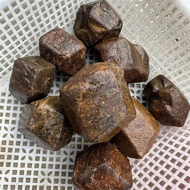Wholesale Natural Healing Gemstone Carved Crystal Stones Garnet for Home Decoration Jiangsu Origin Irregular Shape