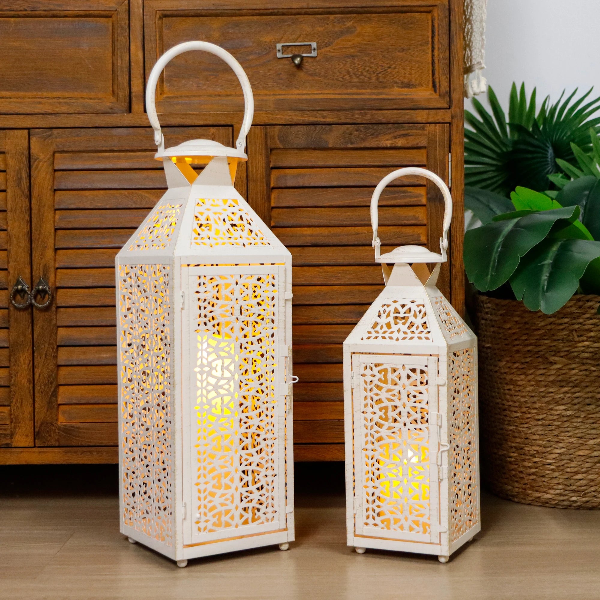 Set of 2 Vintage White Candle Lanterns Hanging Lantern Metal Candle Holder for Garden Living Room Parties Weddings Decor