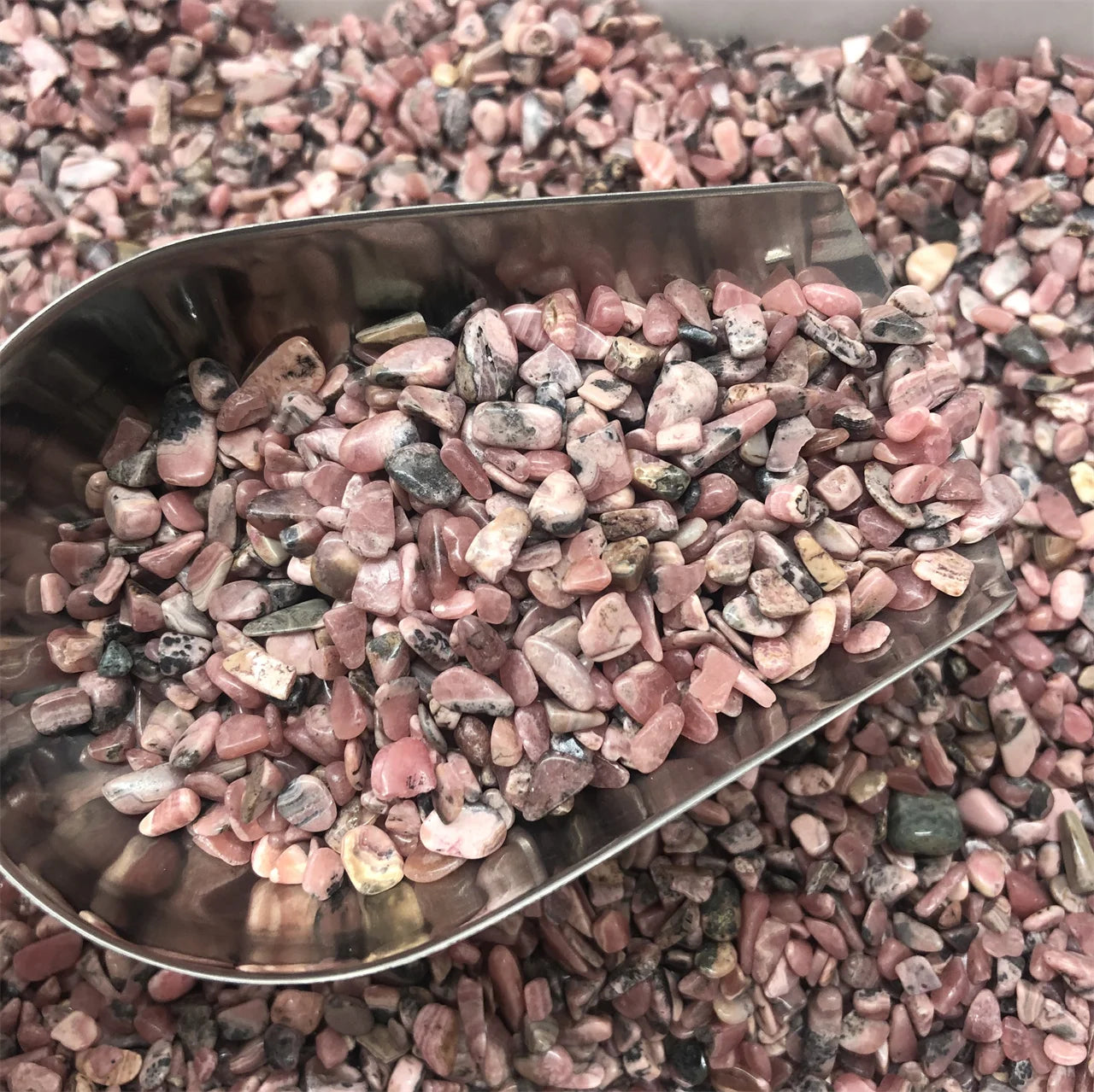 Factory Price Natural Crystal Gravel Different Materials Crystal Chips Rhodocrosite Chips for Sale